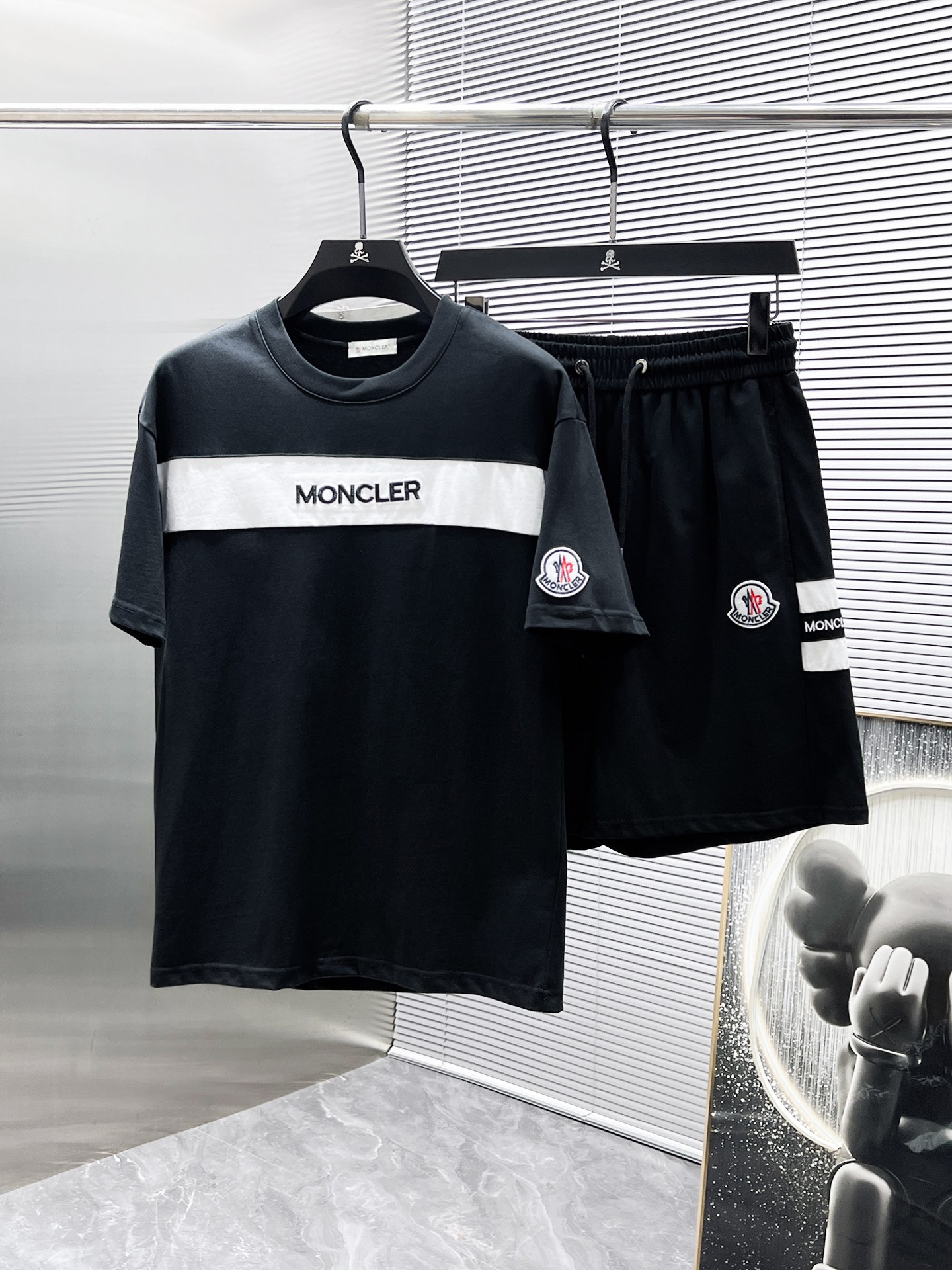 NO:431815,Moncler 2025ss Spring and Summer New Style Casual Short Sleeve Shorts Pants Set, High-end Version!  Customized fabrics for counters are breathable and comfortable, with impeccable details, and the brand element design concept reflects high quality. The feel is delicate and soft!  It is casually cut, with a great upper body style!  Code number M-3XL, Moncler, shorts, T-shirt, alexander wang19860909蒙口 moncler 2025ss春夏新款 休闲 短袖 短裤裤 套装,高端版本！专柜定制面料 透气舒适度高,细节无可挑剔,品牌元素设计理念,体现高品质.手感细腻柔软！呈现休闲裁剪,上身版型超赞！码数M-3XL,,Moncler,shorts,T-shirt,alexander wang,Men's clothing