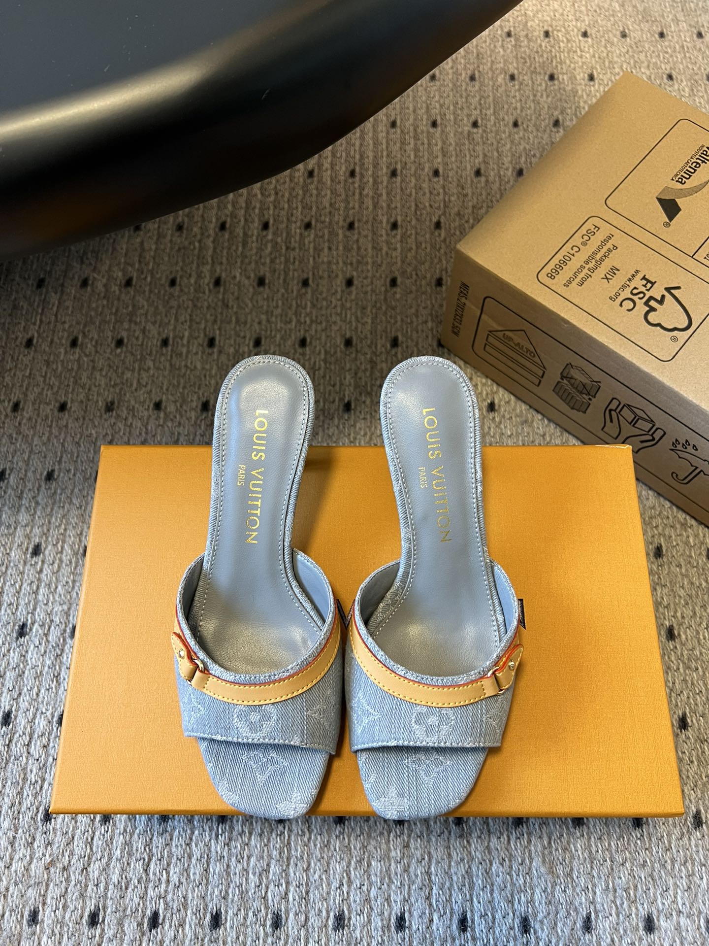 NO:788583,New color matching LouisVuitto* 25ss spring and summer new low-heeled sandals, Lujia slippers. It is difficult not to doubt whether it borrowed the Tang tricolor from the Tang Dynasty as a basis and innovated it into the classic LV logo. It used color and the large area of ​​​​the upper color as a contrast to create a white or black tricolor element style on the upper, creating another classic style!  Super greasy on feet!  Indescribable fashion!  It’s easy to match every day, and it’s very relevant to the changes and development of the times!  Kitten heels are super easy to wear and give your feet a full summer vibe!  Material Original custom fabric Lining cow lining Outsole Italian imported leather outsole Shoe size 35-41 (40.41 customization is not returnable), high heels and slippers, louis vuitton, louis vuitton, louis vuitton, louis vuitton, high heels, slippers, Leather soles19860909新配色 LouisVuitto* 25ss春夏新款 矮跟凉拖 驴家拖鞋 很难不怀疑是不是借鉴了唐朝的唐三彩作为基础,创新成lv经典标志logo,采用彩色以及鞋面的大面积底色作为对比,创造出鞋面的白三彩或者是黑三彩元素风格,成就了又一个经典款！上脚超级美腻！说不出来的时尚！日常百搭不在话下,而且很有时代的变迁发展的意义！小猫跟超级好穿,上脚满满的夏日氛围！ 材质原版定制面料 内里牛里 大底意大利进口真皮大底 鞋码35-41（40.41定制不退换）,高跟鞋拖鞋,louis vuitton,louis vuitton,louis vuitton,louis vuitton,high heels,slippers,Leather soles,Women's Shoes