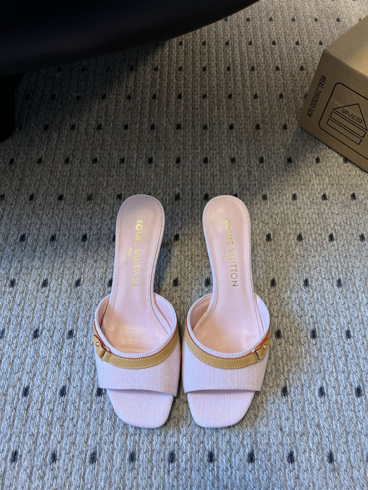 NO:418230,Top version Louis Vuitton 25ss Spring and Summer New Style, Short Heel Sandals, Donkey Slippers. It is hard not to doubt whether it has borrowed from the Tang Sancai of the Tang Dynasty as the basis and innovated into the classic LV logo. It uses colors and large-area base colors of the upper as a comparison to create the white three-color or black three-color element style of the upper, creating another classic style!  Super beautiful!  Unspeakable fashion!  Daily versatility is no problem, and it has the significance of changes and development of the times!  Kittens are super easy to wear, and the summer atmosphere is full of!  Original custom fabric, Neli Niuli Outsole Imported Leather Sole Shoe Size 35-41 (40.41 Customized No Return and Exchange), High Heels Slippers, louis vuitton, louis vuitton, louis vuitton, louis vuitton, louis vuitton, louis vuitton, high heels, slippers, Leather soles19860909顶级版本 LouisVuitton 25ss春夏新款 矮跟凉拖 驴家拖鞋 很难不怀疑是不是借鉴了唐朝的唐三彩作为基础,创新成lv经典标志logo,采用彩色以及鞋面的大面积底色作为对比,创造出鞋面的白三彩或者是黑三彩元素风格,成就了又一个经典款！上脚超级美腻！说不出来的时尚！日常百搭不在话下,而且很有时代的变迁发展的意义！小猫跟超级好穿,上脚满满的夏日氛围！ 材质原版定制面料 内里牛里 大底意大利进口真皮大底 鞋码35-41（40.41定制不退换）,高跟鞋拖鞋,louis vuitton,louis vuitton,louis vuitton,louis vuitton,high heels,slippers,Leather soles,Women's Shoes