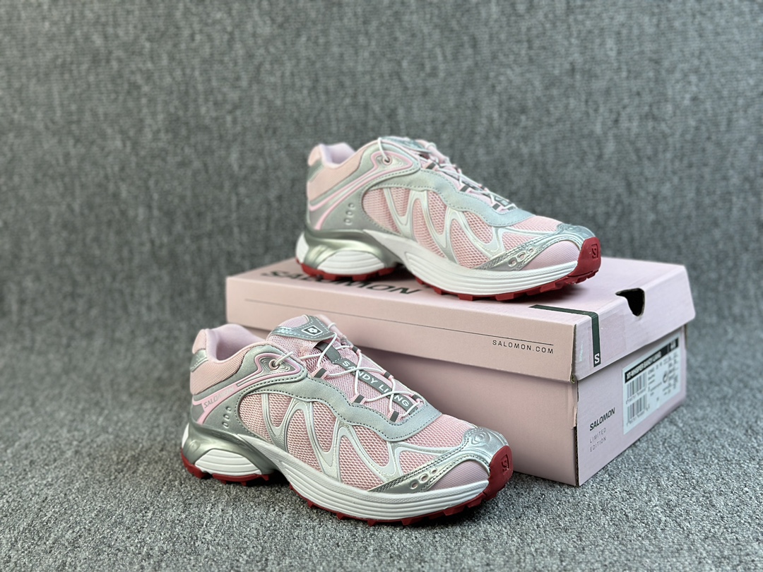 本地（） 【新品实拍篇】综合W版#女鞋真标半码制#升级原楦原纸版开发版型#采用高性能结构鞋面提供稳固支撑性#原装牛角扣系带开合#欧索莱环保去臭环型组合鞋垫#外置三层双层组合橡胶ACS科技全地形锯齿防滑大底❗️少女系爆棚！法国户外品牌-萨洛蒙联名纽约最具代表性的少女感品牌/Sandy Liang x SALOMON XT-Whisper XT耳语系列低帮城市越野机能透气休闲运动鞋“联名淡粉银”478463 尺码：36 36.5 37 38 38.5 39 40 条码编码：3604328000(4/2号样！) 在户外运动与都市潮流的交汇地带，Salomon XT-WHISPER跑鞋以跨越十五年的传奇历程，重新定义了功能与美学的平衡。作为品牌首款专为女性设计的越野跑鞋，XT-WHISPER自2009年诞生之初便承载着山野探索的基因，而2025年的复刻回归，则通过现代设计语言将这份户外灵魂注入更广阔的审美语境。XT-WHISPER的技术矩阵展现出Salomon深耕户外领域的专业积淀。Sensifit™包裹系统如同第二层肌肤，通过动态贴合实现运动中精准的足部稳定；Quicklace快速系带系统以「一拉即紧」的极简交互，平衡安全锁定与瞬时调整的需求；Contagrip®大底技术则延续传奇抓地力，其多地形适配特性在潮湿石板与松软泥土间验证了可靠性。值得关注的是，复刻版在初代基础上优化中底结构，超轻材质配合能量回馈设计，将「踏云而行」的轻盈脚感转化为持续输出的推进力。