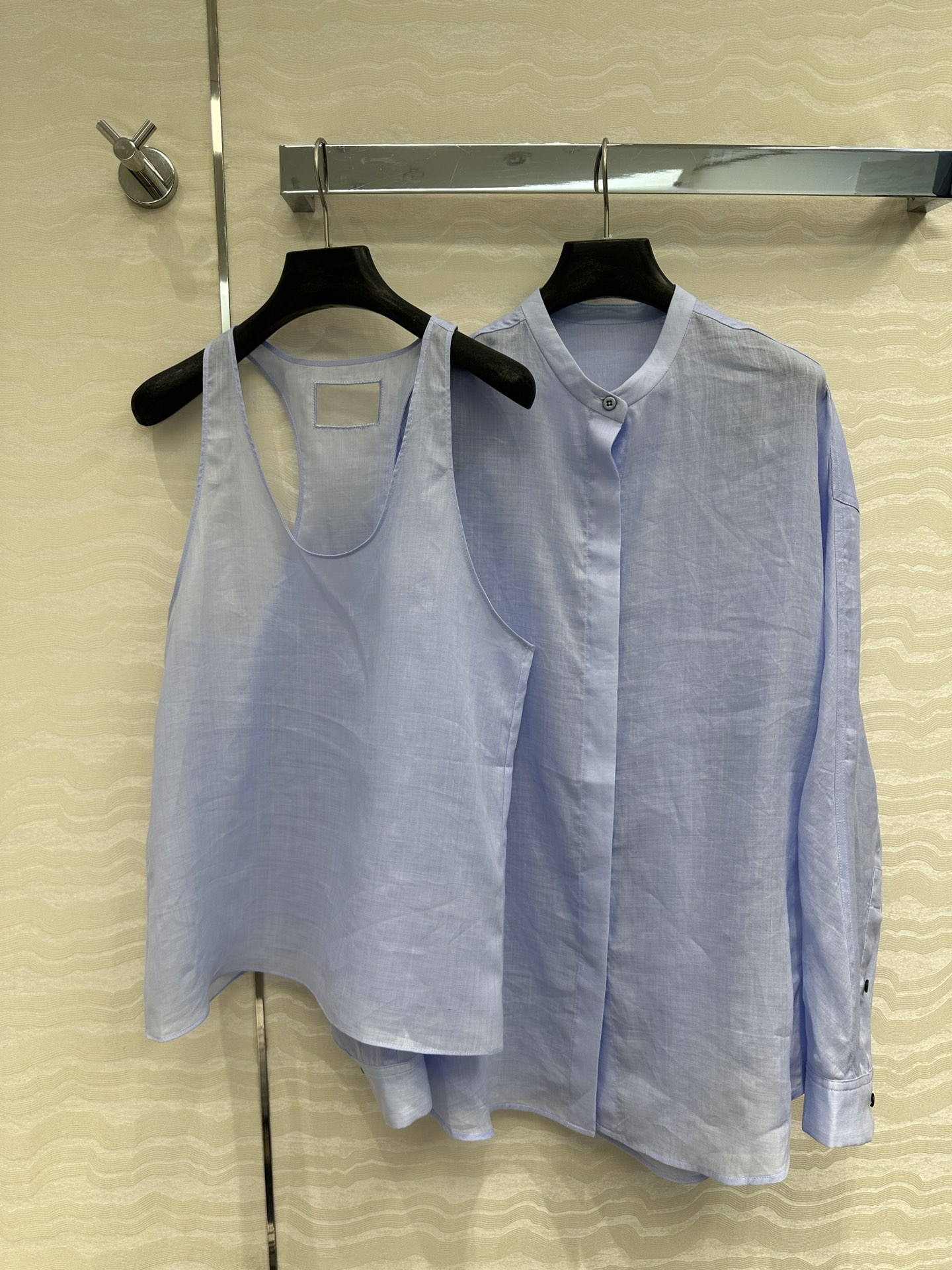 High-End Monolithic T-shirts with U-collar Vest: Exclusive Custom Collection - 图片 1