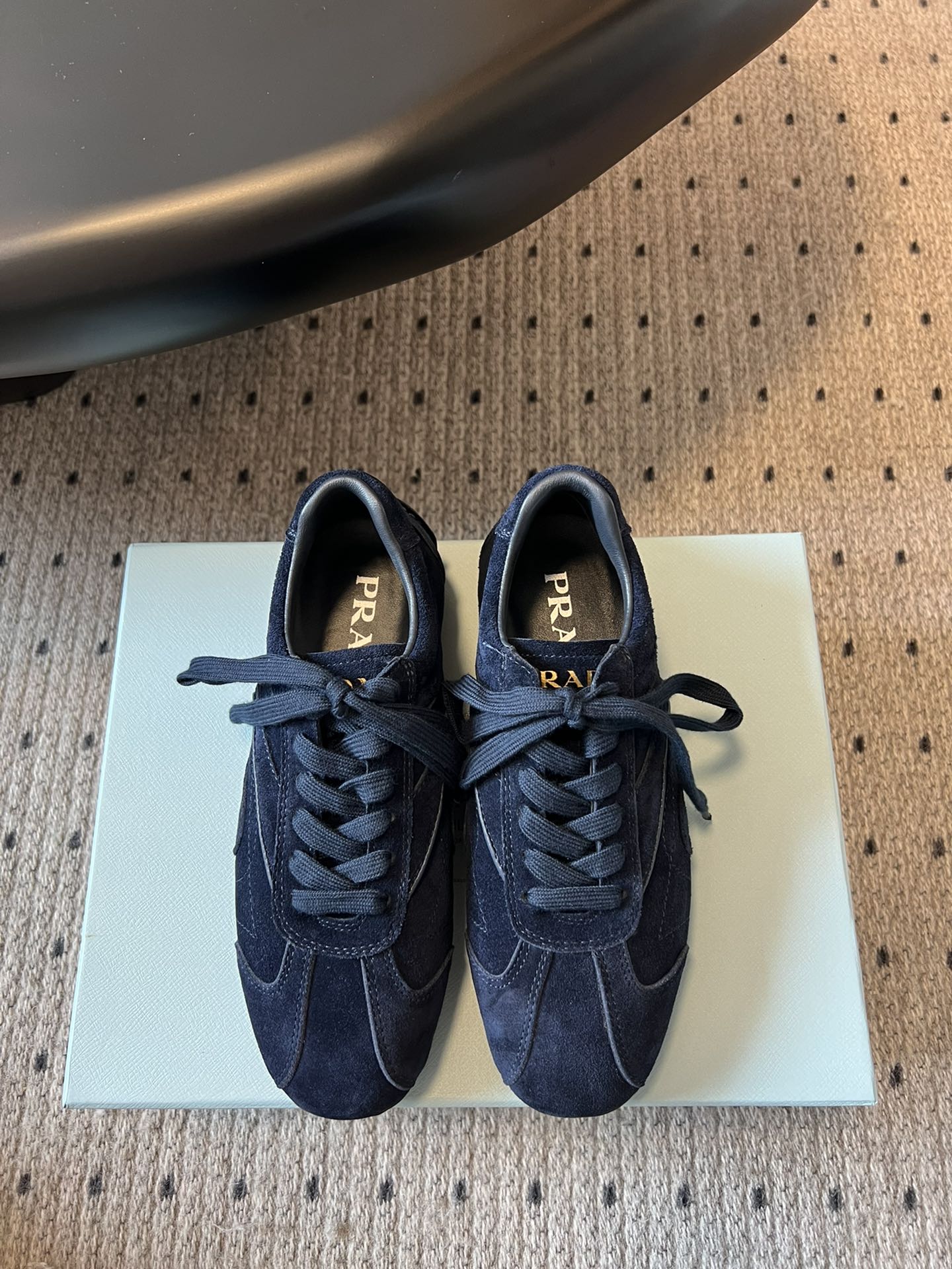 NO:384716,Cowhide Niujing PRAD* 25ss new catwalk sneakers New lace-up leather shoes Simple design hidden high-end texture, neat lines outline trendy outlines, every step comes with a unique aura, imported vegetable-tanned cowhide, mercerized cowhide, imported lambskin inside, outsole zp replica outsole Size35-39 (40 customization, no return and exchange, casual shoes/sports shoes, prada, sneakers, cowhide, sheepskin19860909牛皮 牛京 PRAD* 25ss新品走秀款运动鞋 新款系带皮鞋 简约设计暗藏高级质感 利落线条勾勒潮流轮廓 每一步都踏出独特气场 鞋面进口植鞣牛皮.丝光牛反绒 内里进口小羊皮 大底zp复刻大底 Size35-39（40定制不退换,休闲鞋/运动鞋,prada,sneakers,cowhide,sheepskin,Women's Shoes