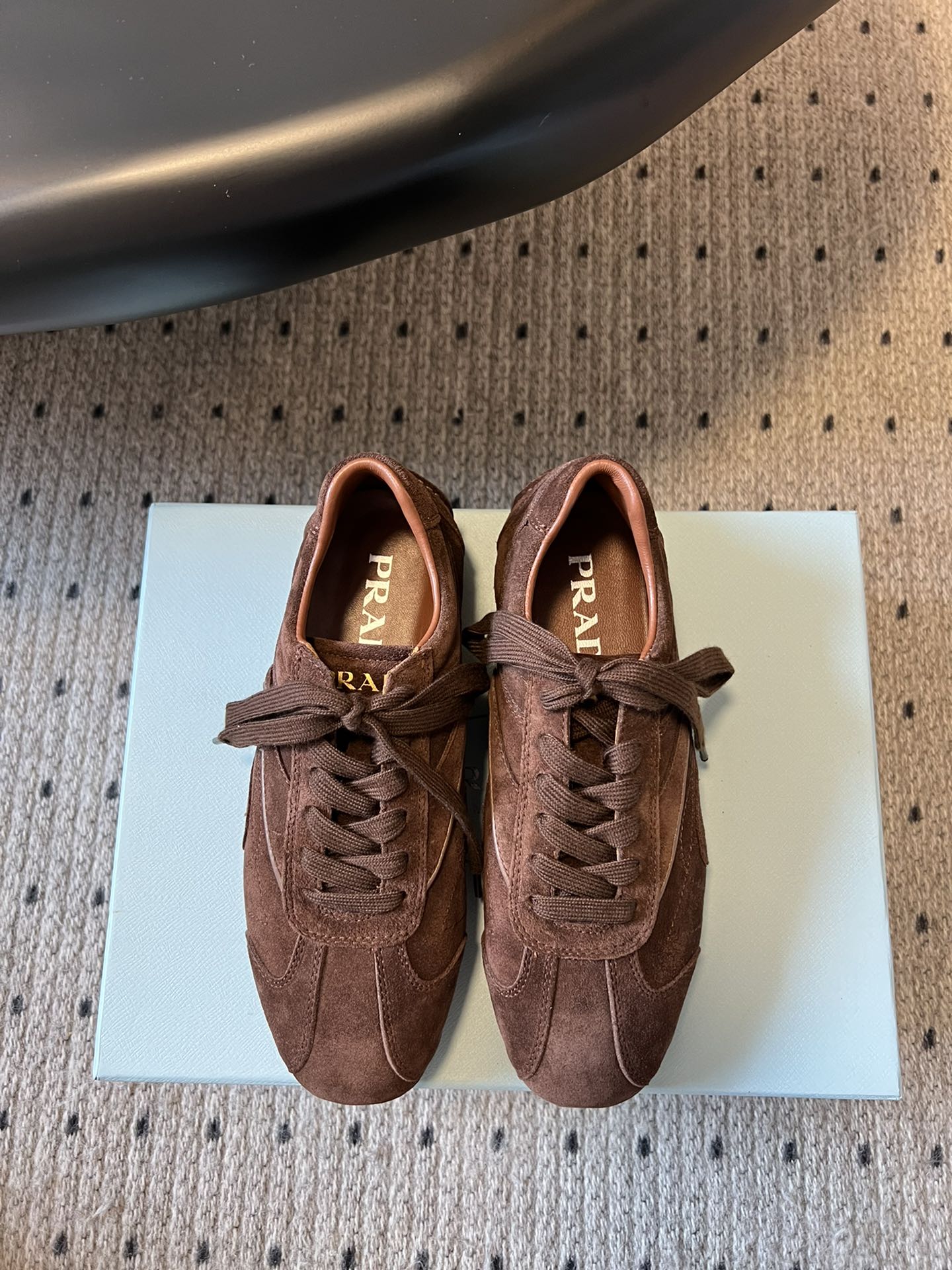 NO:384723,Cowhide Niujing PRAD* 25ss new catwalk sneakers New lace-up leather shoes Simple design hidden high-end texture, neat lines outline trendy outlines, every step comes with a unique aura, imported vegetable-tanned cowhide, mercerized cowhide, imported lambskin inside, outsole zp replica outsole Size35-39 (40 customization, no return and exchange, casual shoes/sports shoes, prada, sneakers, cowhide, sheepskin19860909牛皮 牛京 PRAD* 25ss新品走秀款运动鞋 新款系带皮鞋 简约设计暗藏高级质感 利落线条勾勒潮流轮廓 每一步都踏出独特气场 鞋面进口植鞣牛皮.丝光牛反绒 内里进口小羊皮 大底zp复刻大底 Size35-39（40定制不退换,休闲鞋/运动鞋,prada,sneakers,cowhide,sheepskin,Women's Shoes