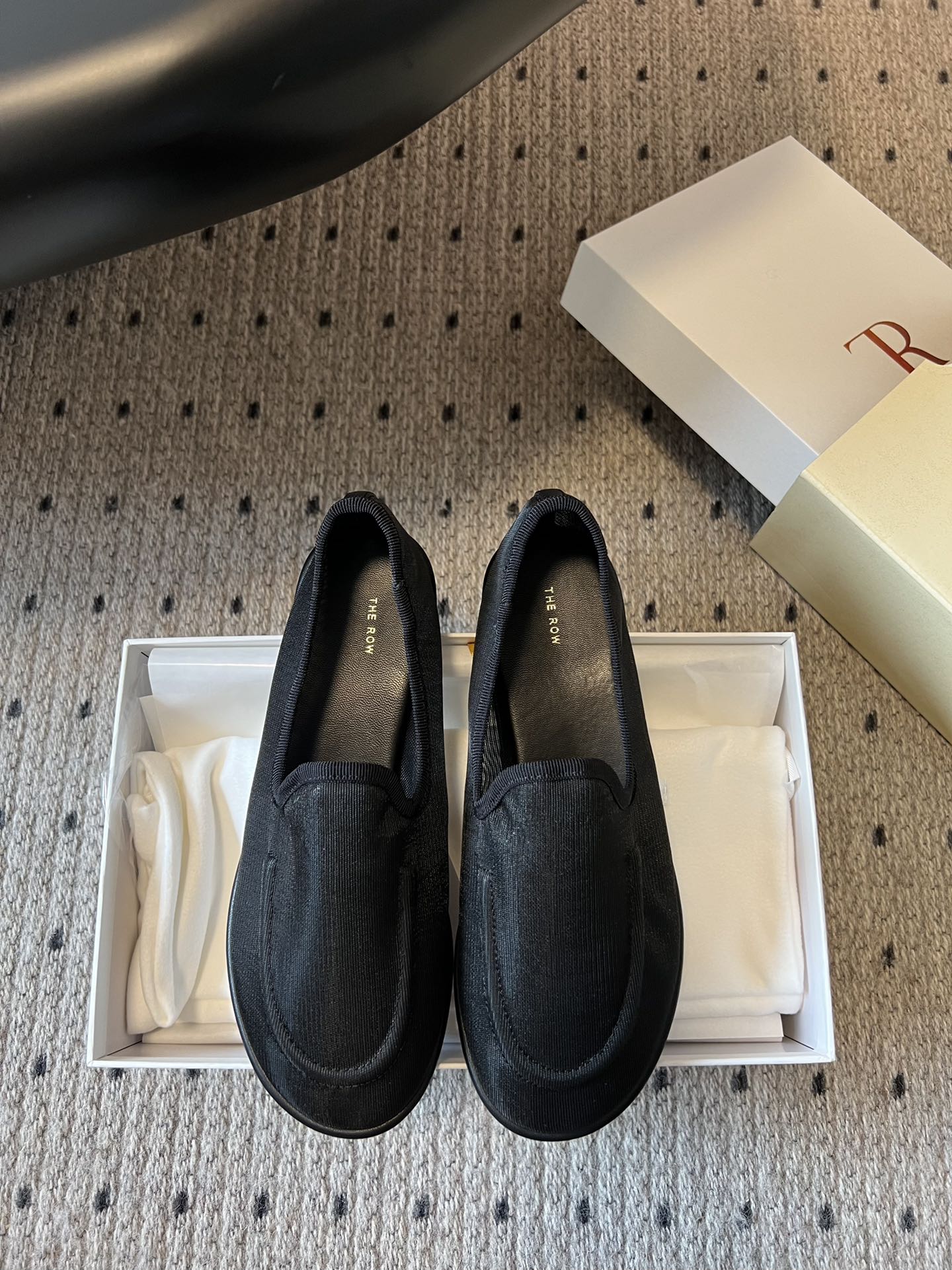 NO:390245,Purchase grade, high quality, Dongguan production, The Row mesh simple shoes, with its own fairy-like hazy beauty, high-end and decent, can also go out beautifully in summer, and the glittering embellishments add a gorgeous and romantic feeling, which is easy to be attracted at a glance. The matching occasions are also quite extensive, and can show elegant charm and temperament. Upper material is imported mesh sheepskin edge, imported beef wrinkle paint inside, rubber outsole, size 35 36 37 38 39 40 (40 custom made without return), single shoes, slippers, sheepskin19860909代购级 莞产高品质 The Row网纱简约单鞋 自带仙气朦胧美,高级又不失体面,夏天穿个拖鞋也能美美的出街 闪闪惹人爱的点缀更增添了份华丽浪漫感很容易一眼就被吸引 搭配场合也挺广泛的日常或者派对活动都能展现优雅的魅力气质 鞋面材质进口网纱羊皮包边 内里进口牛皱漆 橡胶大底 码数35 36 37 38 39 40(40定做不退换),单鞋,slippers,sheepskin,Women's Shoes