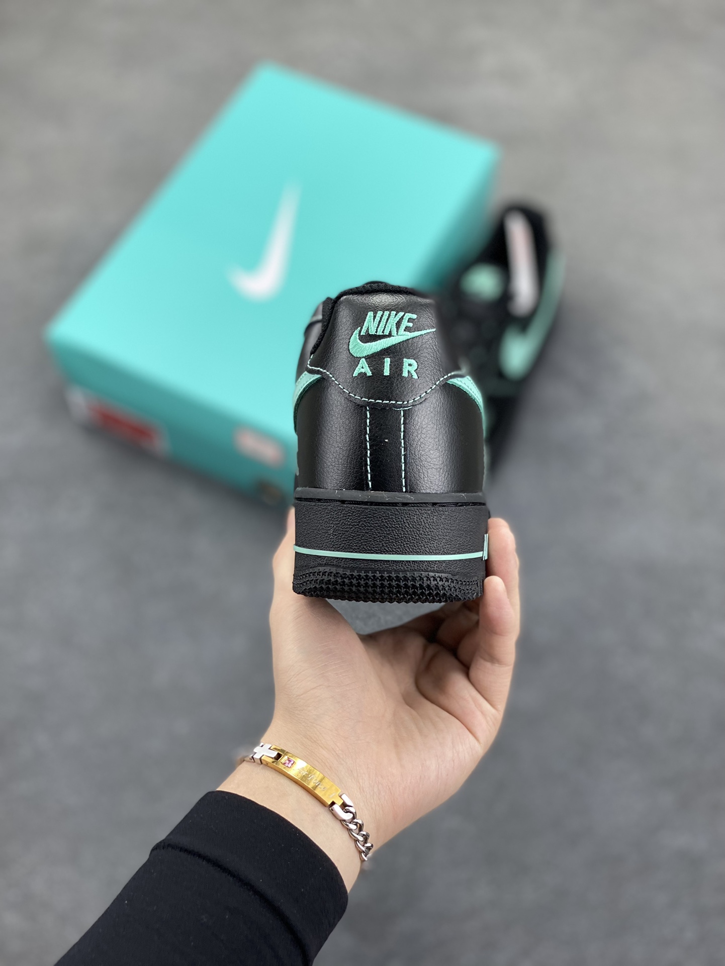 图片[4]-Nike Air Force 1 Low 蒂芙尼 原楦头原纸板 打造纯正空军版型 专注外贸渠道 全掌内置蜂窝气垫 原盒配件 原厂中底钢印、拉帮完美 货号：HQ2037-002 尺码：36 36.5 37.5 38 38.5 39 40 40.5 41 42 42.5 43 44 44.5 45-选品中心