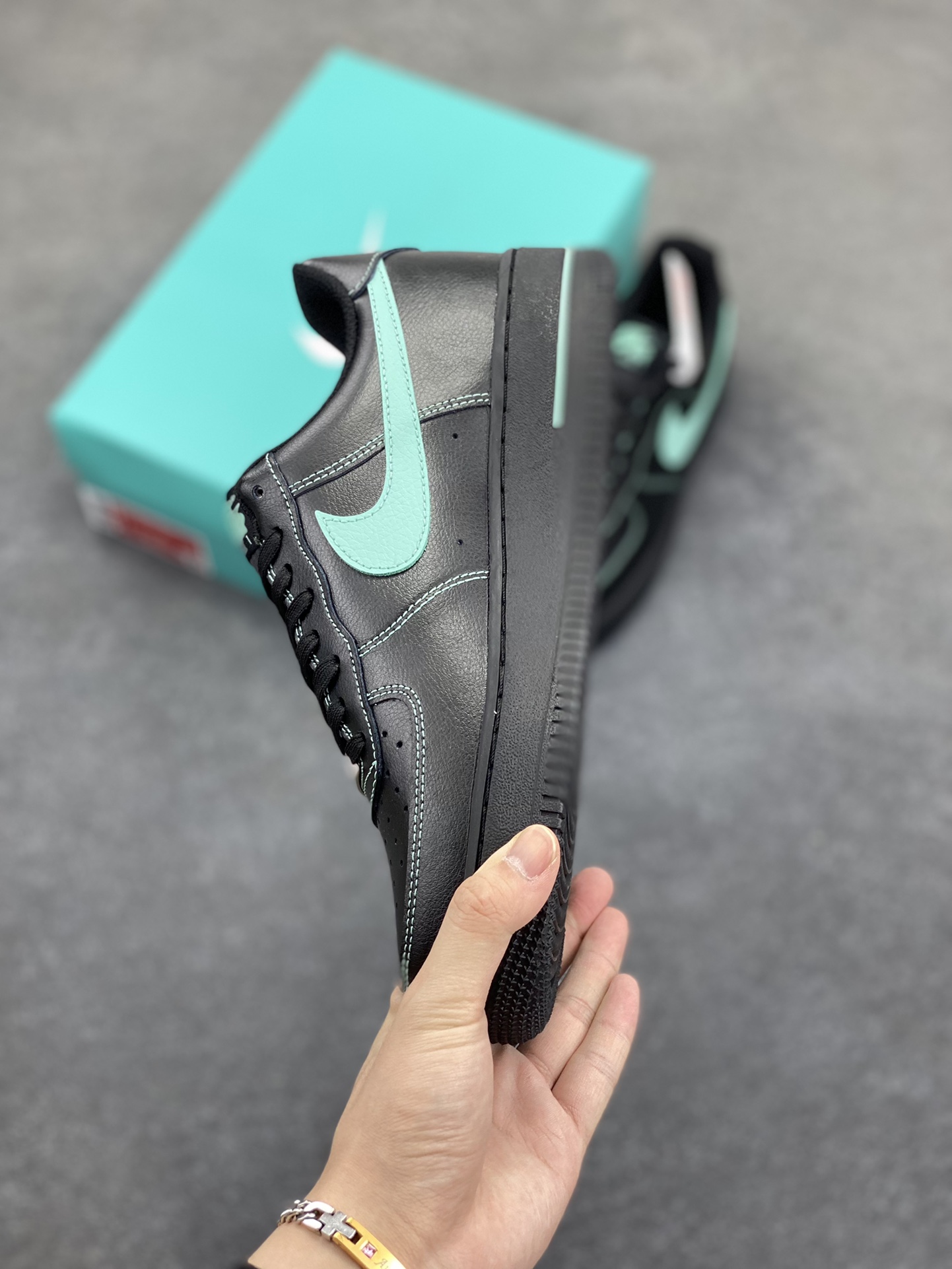 图片[3]-Nike Air Force 1 Low 蒂芙尼 原楦头原纸板 打造纯正空军版型 专注外贸渠道 全掌内置蜂窝气垫 原盒配件 原厂中底钢印、拉帮完美 货号：HQ2037-002 尺码：36 36.5 37.5 38 38.5 39 40 40.5 41 42 42.5 43 44 44.5 45-选品中心