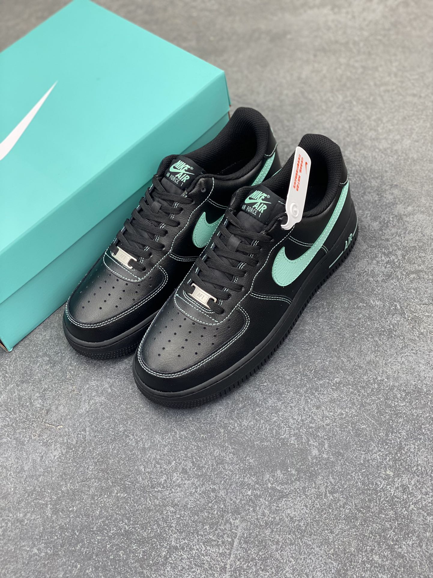 图片[8]-Nike Air Force 1 Low 蒂芙尼 原楦头原纸板 打造纯正空军版型 专注外贸渠道 全掌内置蜂窝气垫 原盒配件 原厂中底钢印、拉帮完美 货号：HQ2037-002 尺码：36 36.5 37.5 38 38.5 39 40 40.5 41 42 42.5 43 44 44.5 45-选品中心