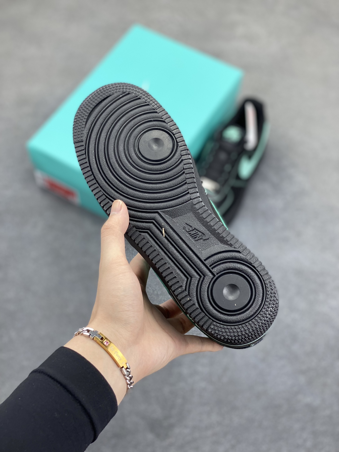 图片[5]-Nike Air Force 1 Low 蒂芙尼 原楦头原纸板 打造纯正空军版型 专注外贸渠道 全掌内置蜂窝气垫 原盒配件 原厂中底钢印、拉帮完美 货号：HQ2037-002 尺码：36 36.5 37.5 38 38.5 39 40 40.5 41 42 42.5 43 44 44.5 45-选品中心