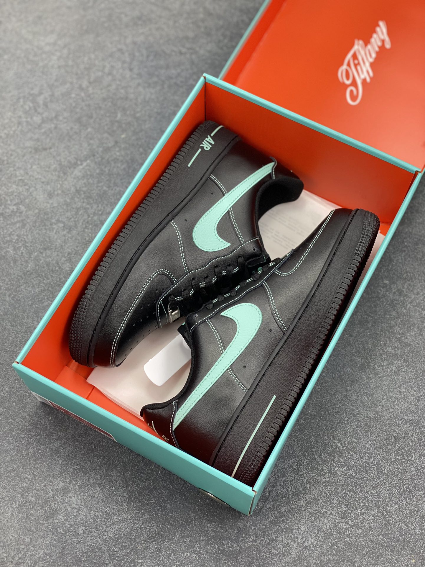 图片[9]-Nike Air Force 1 Low 蒂芙尼 原楦头原纸板 打造纯正空军版型 专注外贸渠道 全掌内置蜂窝气垫 原盒配件 原厂中底钢印、拉帮完美 货号：HQ2037-002 尺码：36 36.5 37.5 38 38.5 39 40 40.5 41 42 42.5 43 44 44.5 45-选品中心