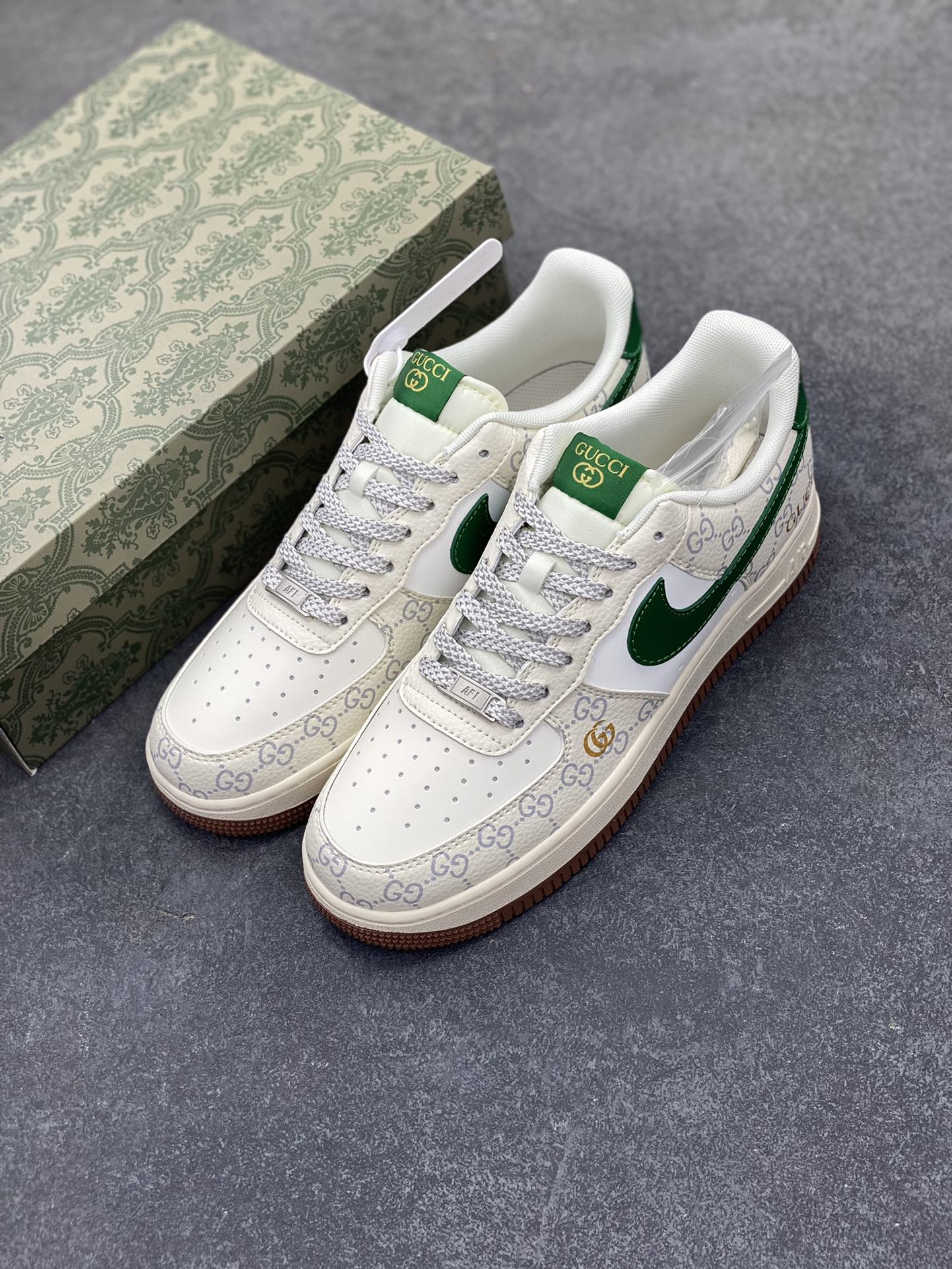 图片[8]-NIke Air Force 1 \’07 Low “古驰联名——棕底绿勾”空军一号 低帮 运动鞋 休闲鞋 折边针车 工艺难度大 原楦头原纸板 原装鞋盒 定制五金配件 内置全掌气垫 原厂鞋底 货号：JJ2508-711 尺码：36 36.5 37.5 38 38.5 39 40 40.5 41 42 42.5 43 44 44.5 45-选品中心