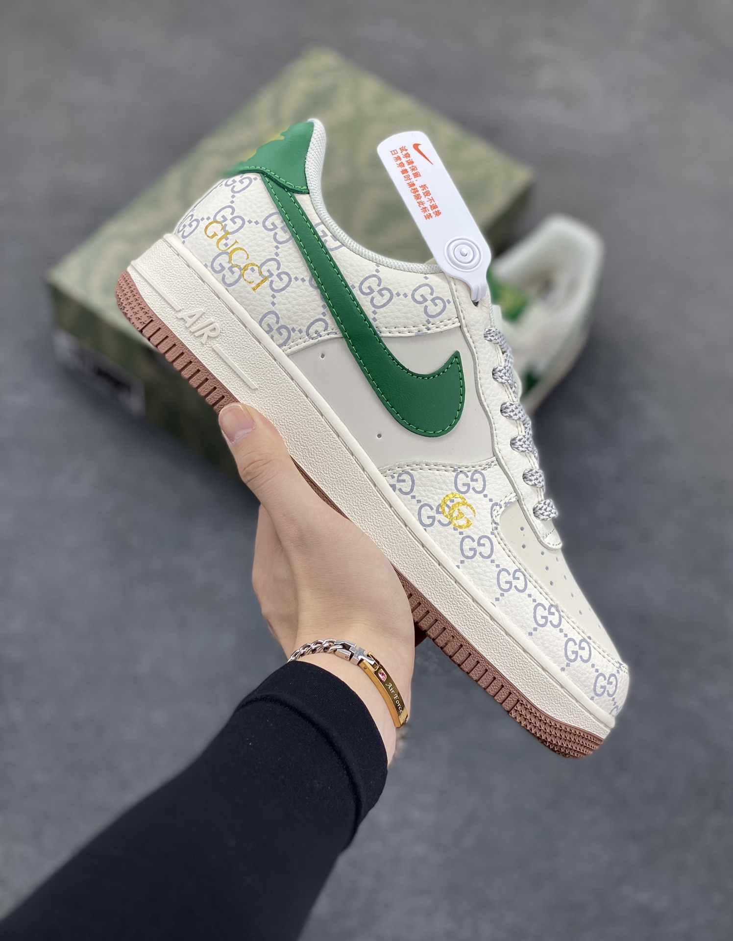 NIke Air Force 1 \'07 Low “古驰联名——棕底绿勾”空军一号 低帮 运动鞋 休闲鞋 折边针车 工艺难度大 原楦头原纸板 原装鞋盒 定制五金配件 内置全掌气垫 原厂鞋底 货号：JJ2508-711 尺码：36 36.5 37.5 38 38.5 39 40 40.5 41 42 42.5 43 44 44.5 45-选品中心
