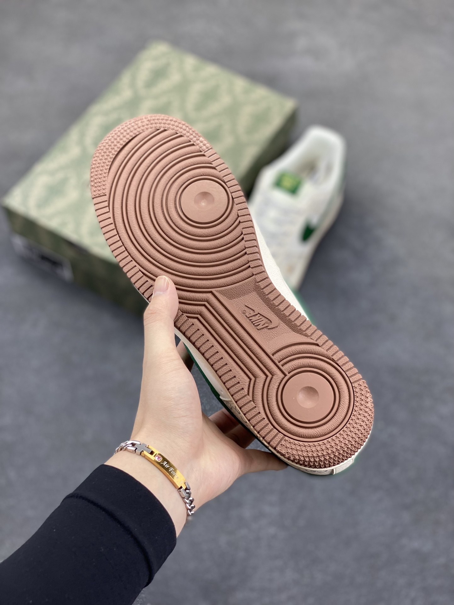 图片[5]-NIke Air Force 1 \’07 Low “古驰联名——棕底绿勾”空军一号 低帮 运动鞋 休闲鞋 折边针车 工艺难度大 原楦头原纸板 原装鞋盒 定制五金配件 内置全掌气垫 原厂鞋底 货号：JJ2508-711 尺码：36 36.5 37.5 38 38.5 39 40 40.5 41 42 42.5 43 44 44.5 45-选品中心