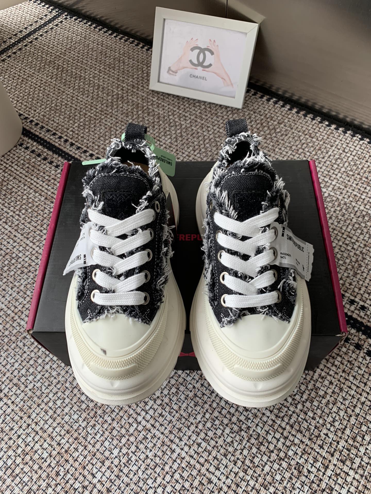 NO:512384,Smilerepublic low-top smile 2.0 series is coming with heavy weight. The thick sole is as soft as the spring. The shoe shape makes the whole leg look very delicate. It instantly turns into a college girl with mid-tube sole. The 7cm sole is light and taller. The thick sole instantly lengthens the body proportions and becomes the focus of fashion. Stable and thick sole. Comfortable material. It doesn't tiring your feet for a long time. Let me shine confidently in the spotlight and gain countless eyes. Many celebrities are on their feet. Size 35-40 for men. 40-45, casual shoes/sports shoes, sneakers19860909Smilerepublic低帮开口笑2.0系列重磅来袭 厚底软得像是自带弹簧 鞋型把整条腿衬得特别秀气,配中筒袜瞬间变身学院少女 7cm大底轻盈又增高 厚底瞬间拉长身材比例,成为时尚焦点 稳固厚底 舒适材质 久穿不累脚 让我在聚光灯下自信闪耀 收获无数目光 众多明星纷纷上脚 码数女35-40男40-45,休闲鞋/运动鞋,sneakers,Women's Shoes