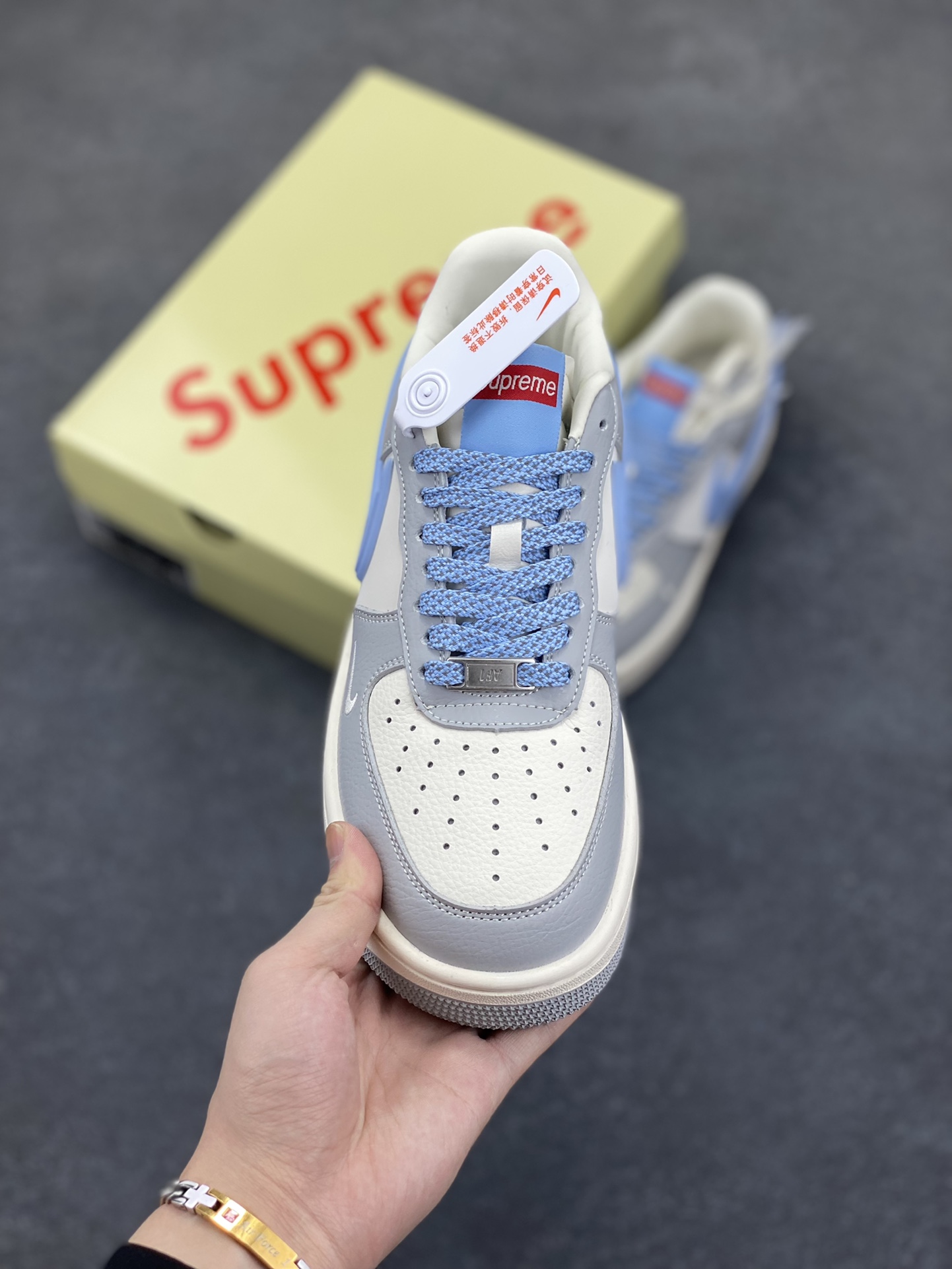 图片[2]-NIke Air Force 1 \’07 Low “Supreme联名——浅蓝大勾”空军一号 低帮 运动鞋 休闲鞋 折边针车 工艺难度大 原楦头原纸板 原装鞋盒 定制五金配件 内置全掌气垫 原厂鞋底 货号：XS3464-577 尺码：36 36.5 37.5 38 38.5 39 40 40.5 41 42 42.5 43 44 44.5 45-选品中心
