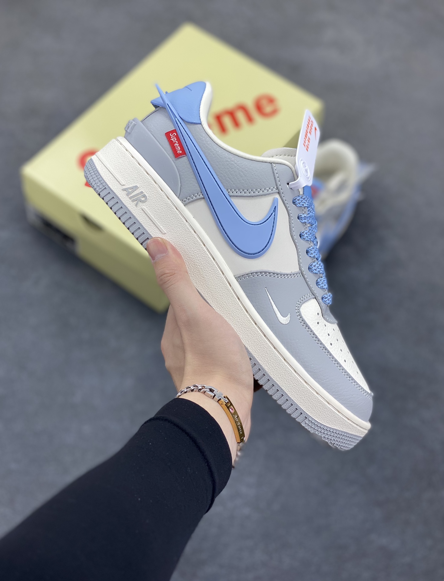 NIke Air Force 1 \’07 Low “Supreme联名——浅蓝大勾”空军一号 低帮 运动鞋 休闲鞋 折边针车 工艺难度大 原楦头原纸板 原装鞋盒 定制五金配件 内置全掌气垫 原厂鞋底 货号:XS3464-577 尺码:36 36.5 37.5 38 38.5 39 40 40.5 41 42 42.5 43 44 44.5 45-选品中心
