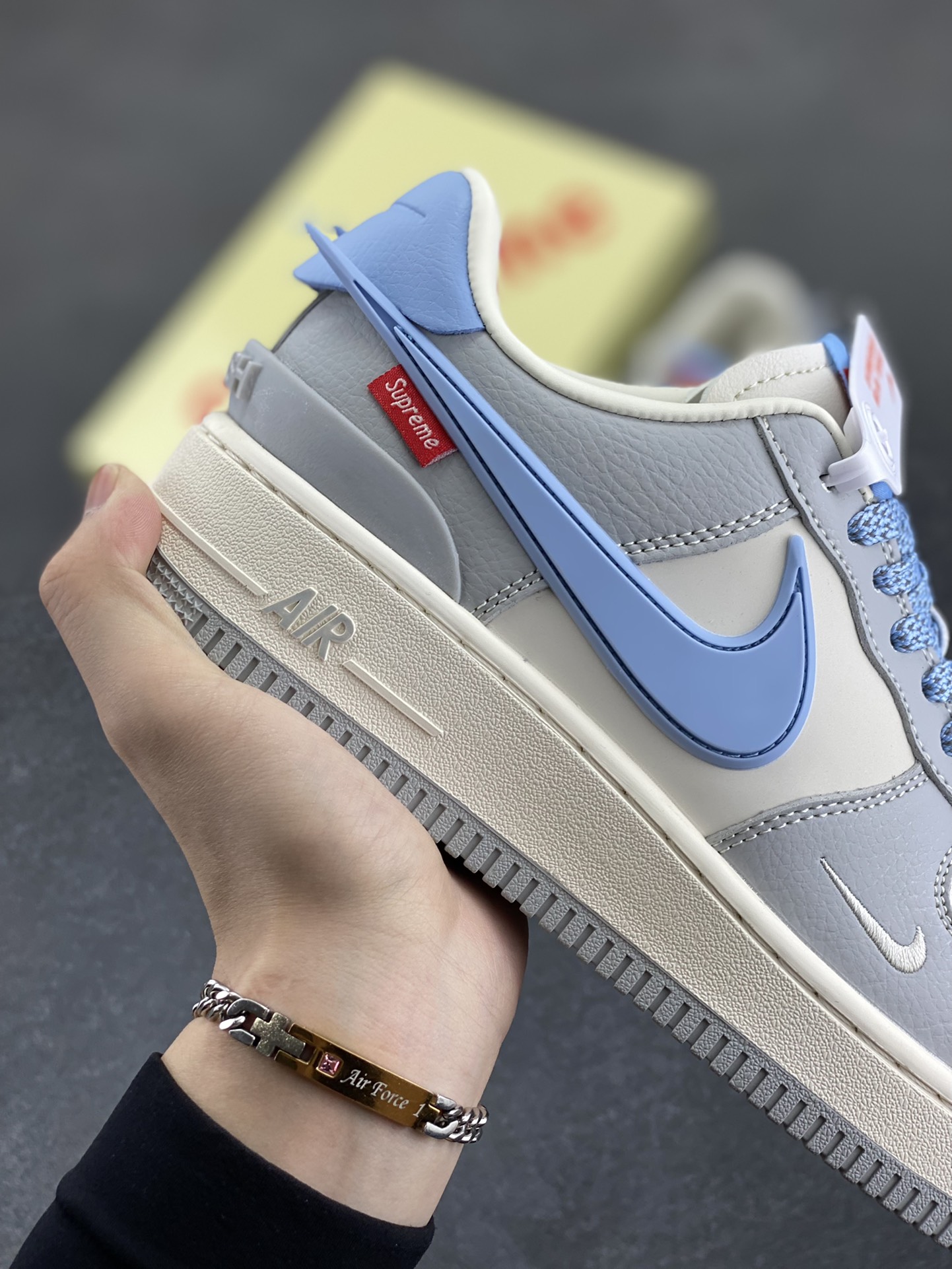 图片[6]-NIke Air Force 1 \’07 Low “Supreme联名——浅蓝大勾”空军一号 低帮 运动鞋 休闲鞋 折边针车 工艺难度大 原楦头原纸板 原装鞋盒 定制五金配件 内置全掌气垫 原厂鞋底 货号：XS3464-577 尺码：36 36.5 37.5 38 38.5 39 40 40.5 41 42 42.5 43 44 44.5 45-选品中心