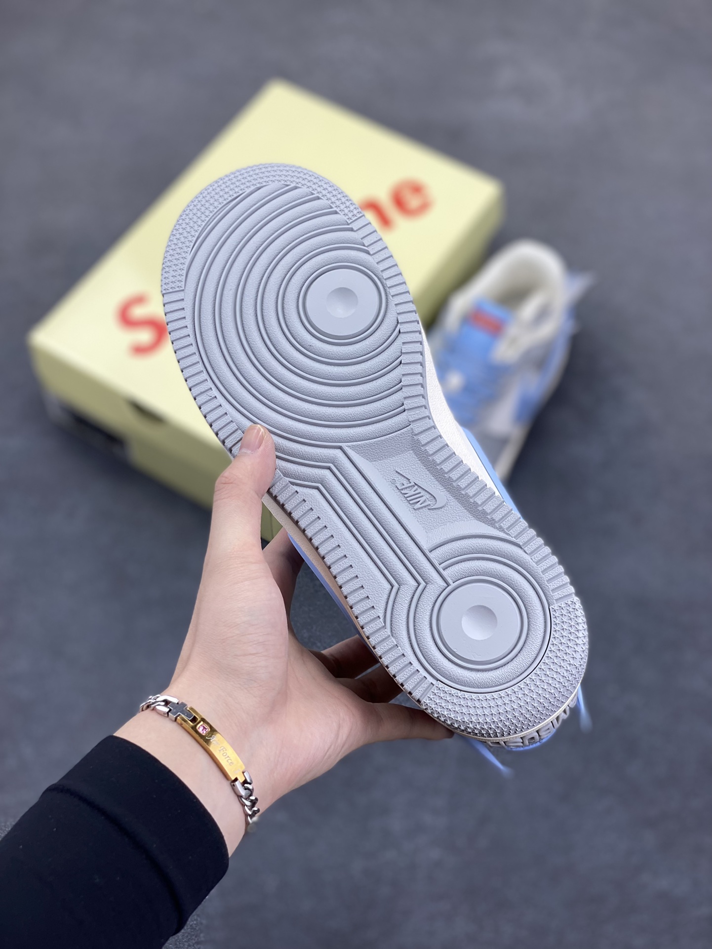 图片[5]-NIke Air Force 1 \’07 Low “Supreme联名——浅蓝大勾”空军一号 低帮 运动鞋 休闲鞋 折边针车 工艺难度大 原楦头原纸板 原装鞋盒 定制五金配件 内置全掌气垫 原厂鞋底 货号：XS3464-577 尺码：36 36.5 37.5 38 38.5 39 40 40.5 41 42 42.5 43 44 44.5 45-选品中心