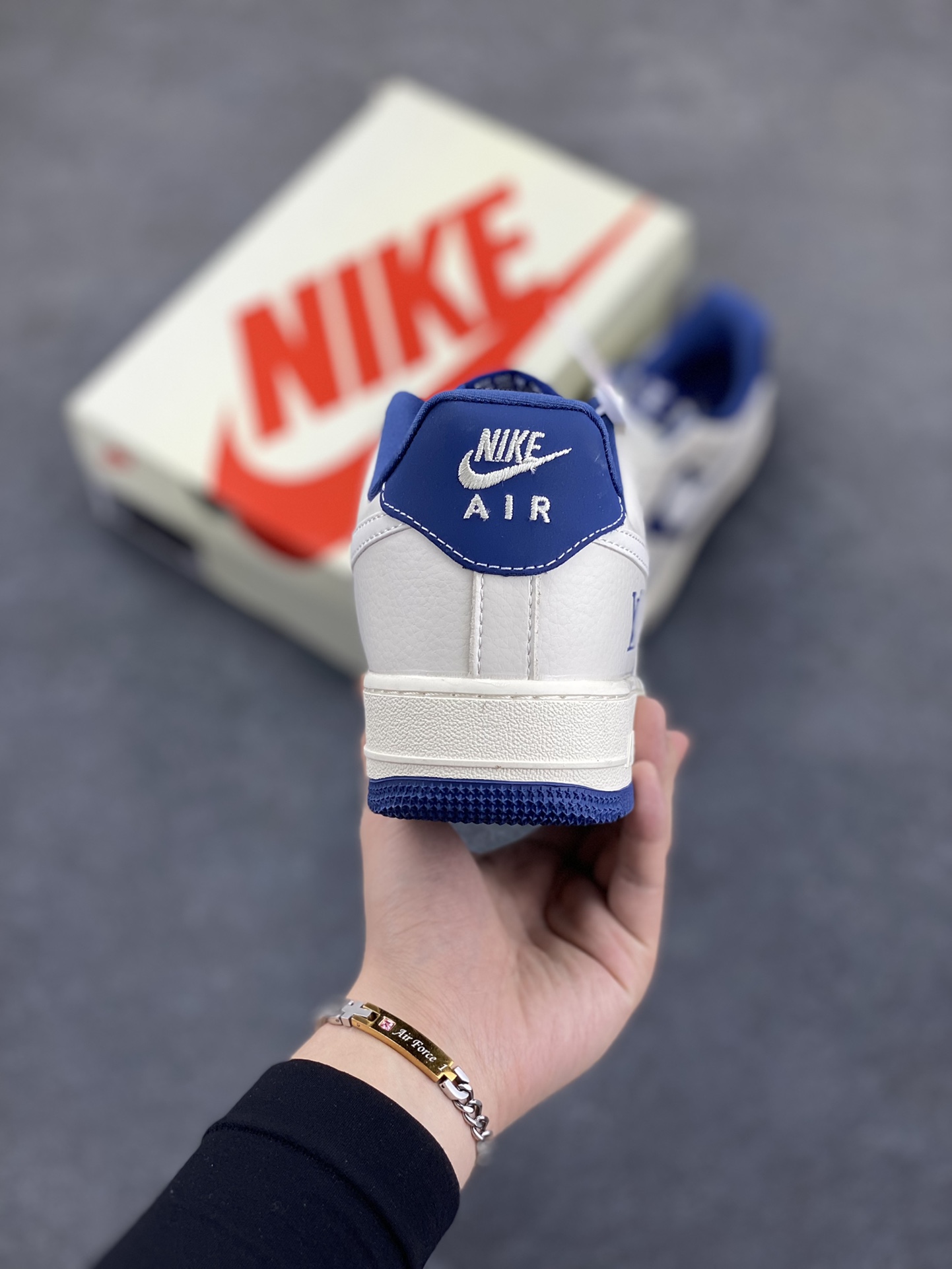 图片[4]-NIke Air Force 1 \’07 Low “LV联名——米蓝Justdoit”空军一号 低帮 运动鞋 休闲鞋 折边针车 工艺难度大 原楦头原纸板 原装鞋盒 定制五金配件 内置全掌气垫 原厂鞋底 货号：KK1988-084 尺码：36 36.5 37.5 38 38.5 39 40 40.5 41 42 42.5 43 44 44.5 45-选品中心