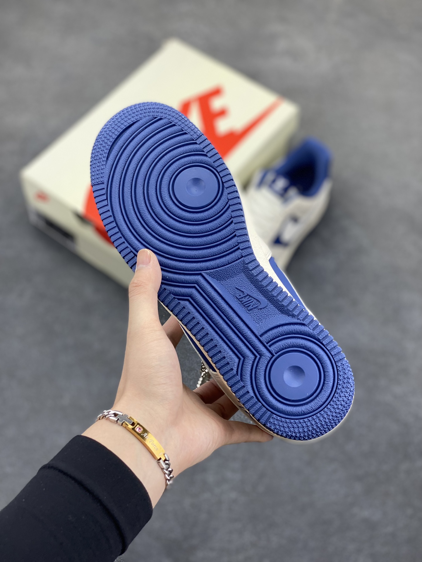 图片[5]-NIke Air Force 1 \’07 Low “LV联名——米蓝Justdoit”空军一号 低帮 运动鞋 休闲鞋 折边针车 工艺难度大 原楦头原纸板 原装鞋盒 定制五金配件 内置全掌气垫 原厂鞋底 货号：KK1988-084 尺码：36 36.5 37.5 38 38.5 39 40 40.5 41 42 42.5 43 44 44.5 45-选品中心