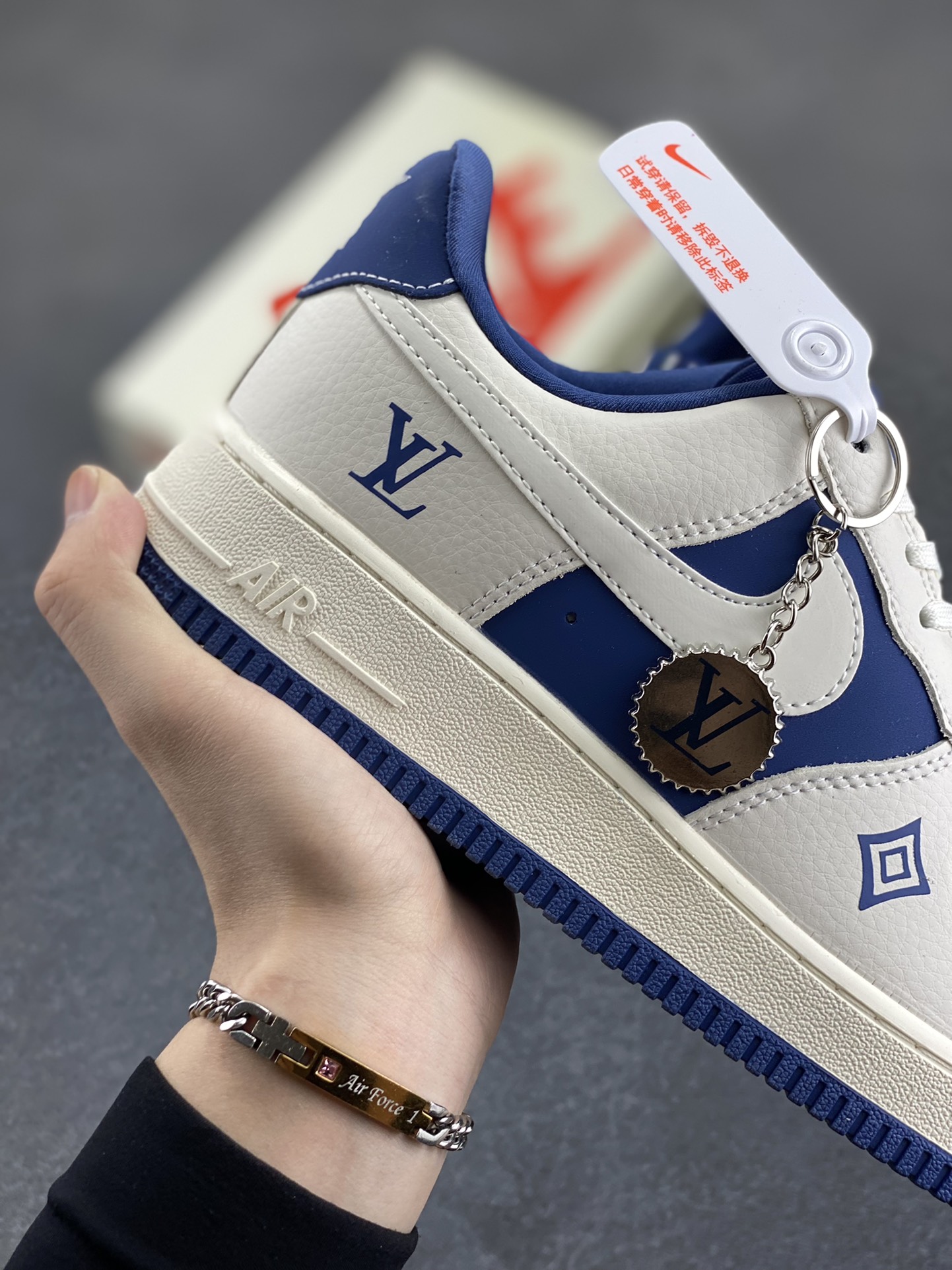 图片[6]-NIke Air Force 1 \’07 Low “LV联名——米蓝Justdoit”空军一号 低帮 运动鞋 休闲鞋 折边针车 工艺难度大 原楦头原纸板 原装鞋盒 定制五金配件 内置全掌气垫 原厂鞋底 货号：KK1988-084 尺码：36 36.5 37.5 38 38.5 39 40 40.5 41 42 42.5 43 44 44.5 45-选品中心