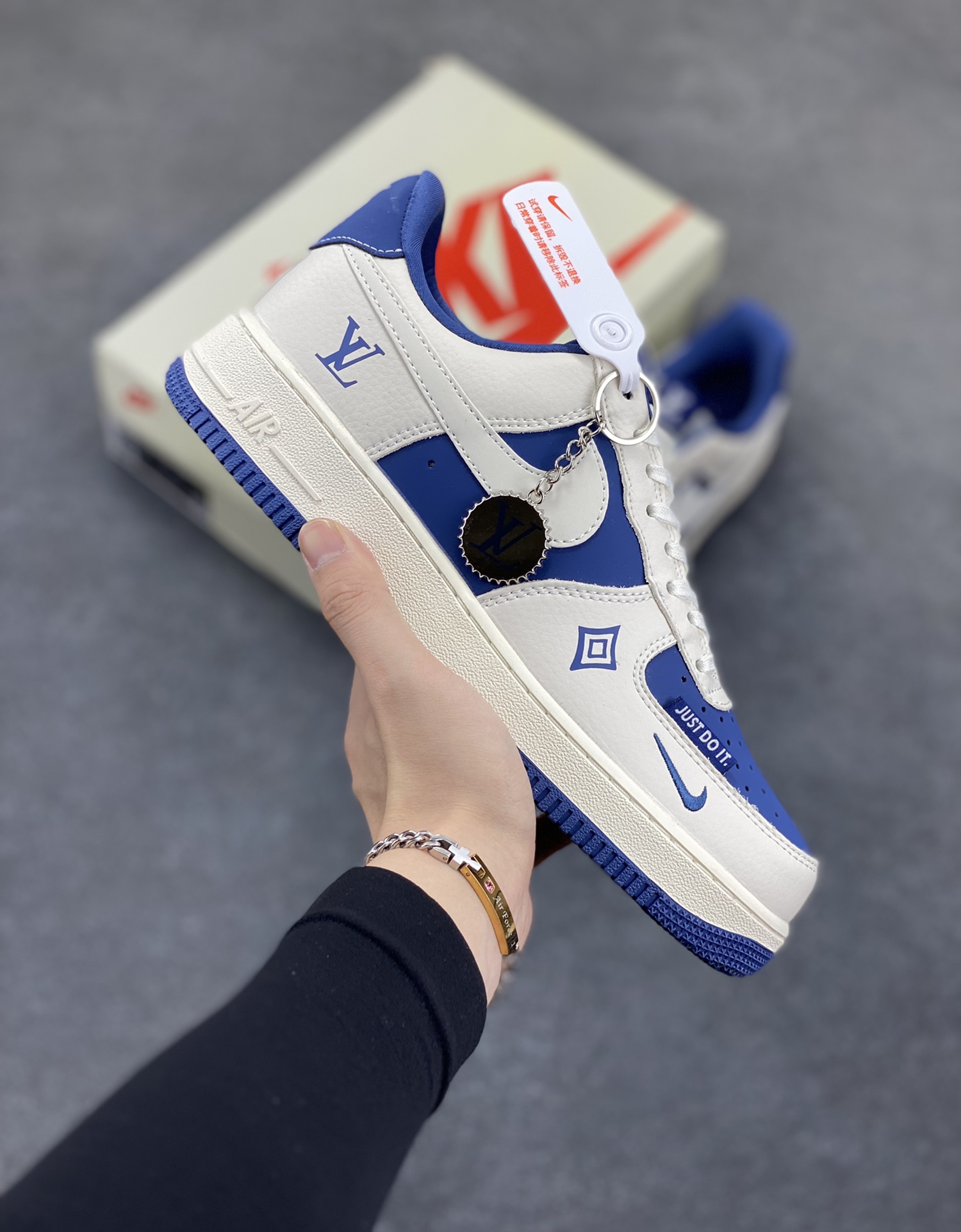NIke Air Force 1 \’07 Low “LV联名——米蓝Justdoit”空军一号 低帮 运动鞋 休闲鞋 折边针车 工艺难度大 原楦头原纸板 原装鞋盒 定制五金配件 内置全掌气垫 原厂鞋底 货号:KK1988-084 尺码:36 36.5 37.5 38 38.5 39 40 40.5 41 42 42.5 43 44 44.5 45-选品中心