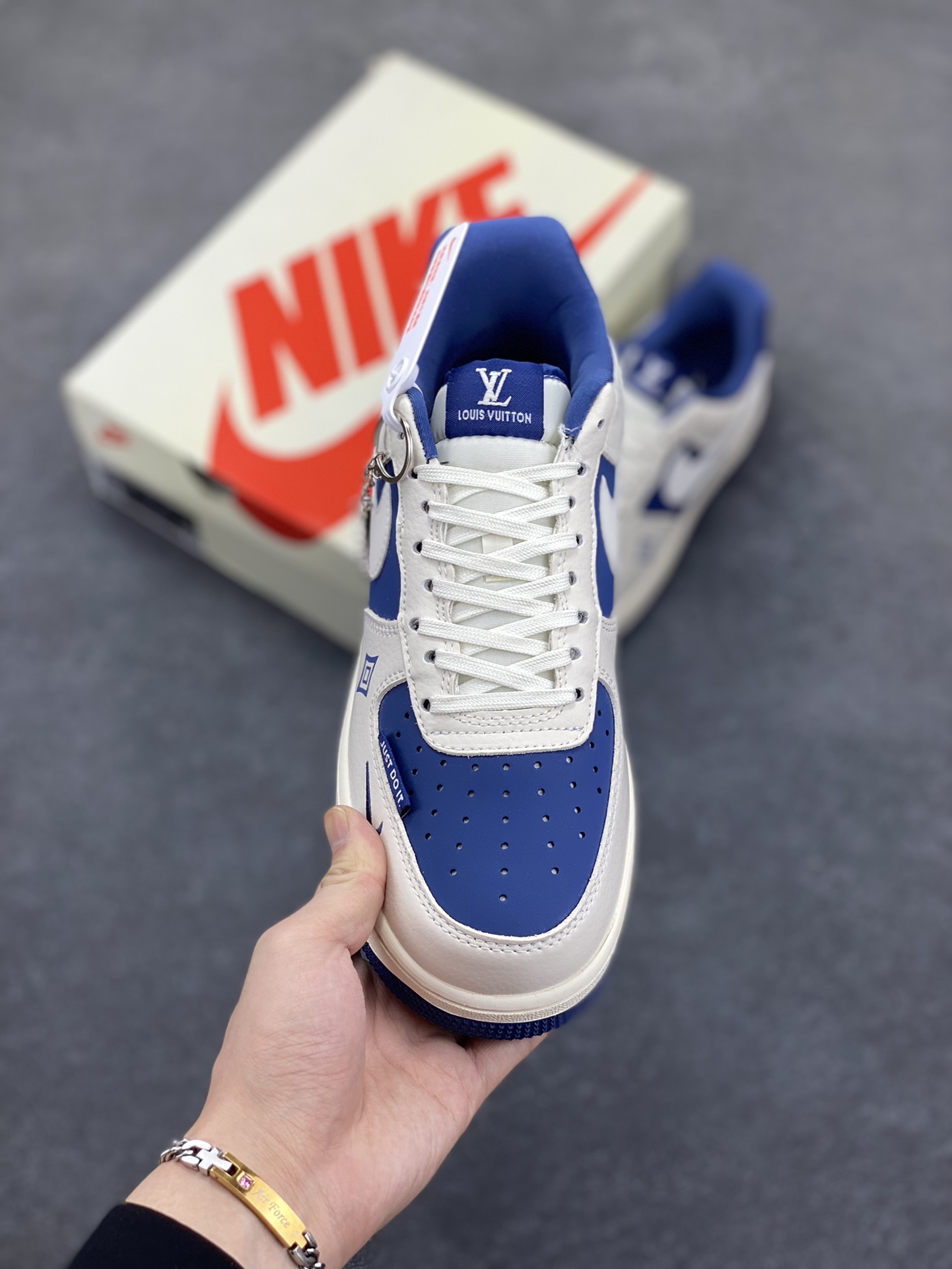 图片[2]-NIke Air Force 1 \’07 Low “LV联名——米蓝Justdoit”空军一号 低帮 运动鞋 休闲鞋 折边针车 工艺难度大 原楦头原纸板 原装鞋盒 定制五金配件 内置全掌气垫 原厂鞋底 货号：KK1988-084 尺码：36 36.5 37.5 38 38.5 39 40 40.5 41 42 42.5 43 44 44.5 45-选品中心