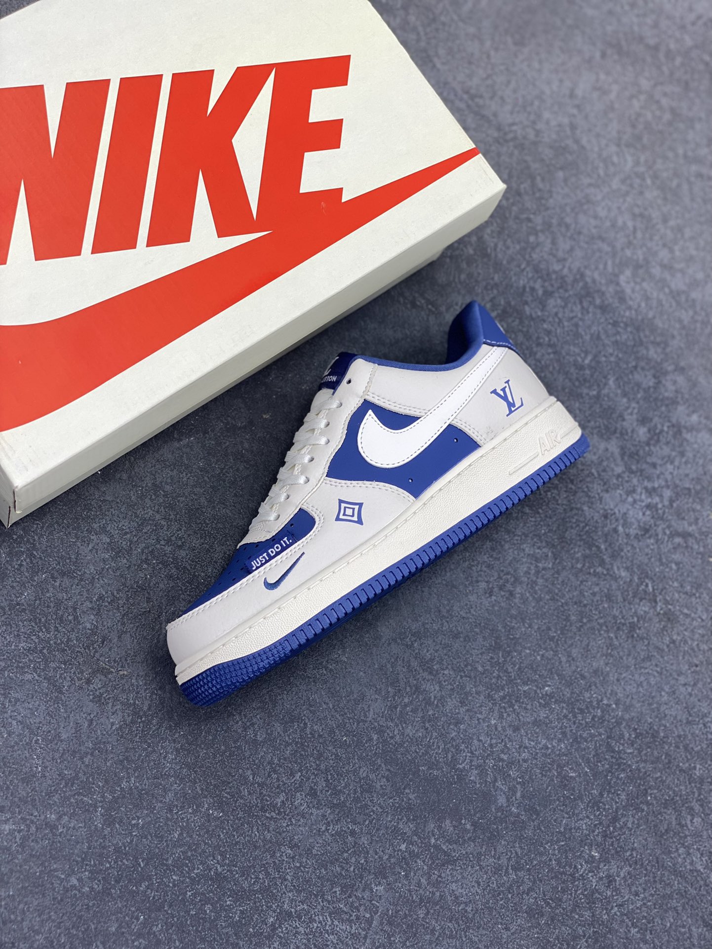 图片[7]-NIke Air Force 1 \’07 Low “LV联名——米蓝Justdoit”空军一号 低帮 运动鞋 休闲鞋 折边针车 工艺难度大 原楦头原纸板 原装鞋盒 定制五金配件 内置全掌气垫 原厂鞋底 货号：KK1988-084 尺码：36 36.5 37.5 38 38.5 39 40 40.5 41 42 42.5 43 44 44.5 45-选品中心