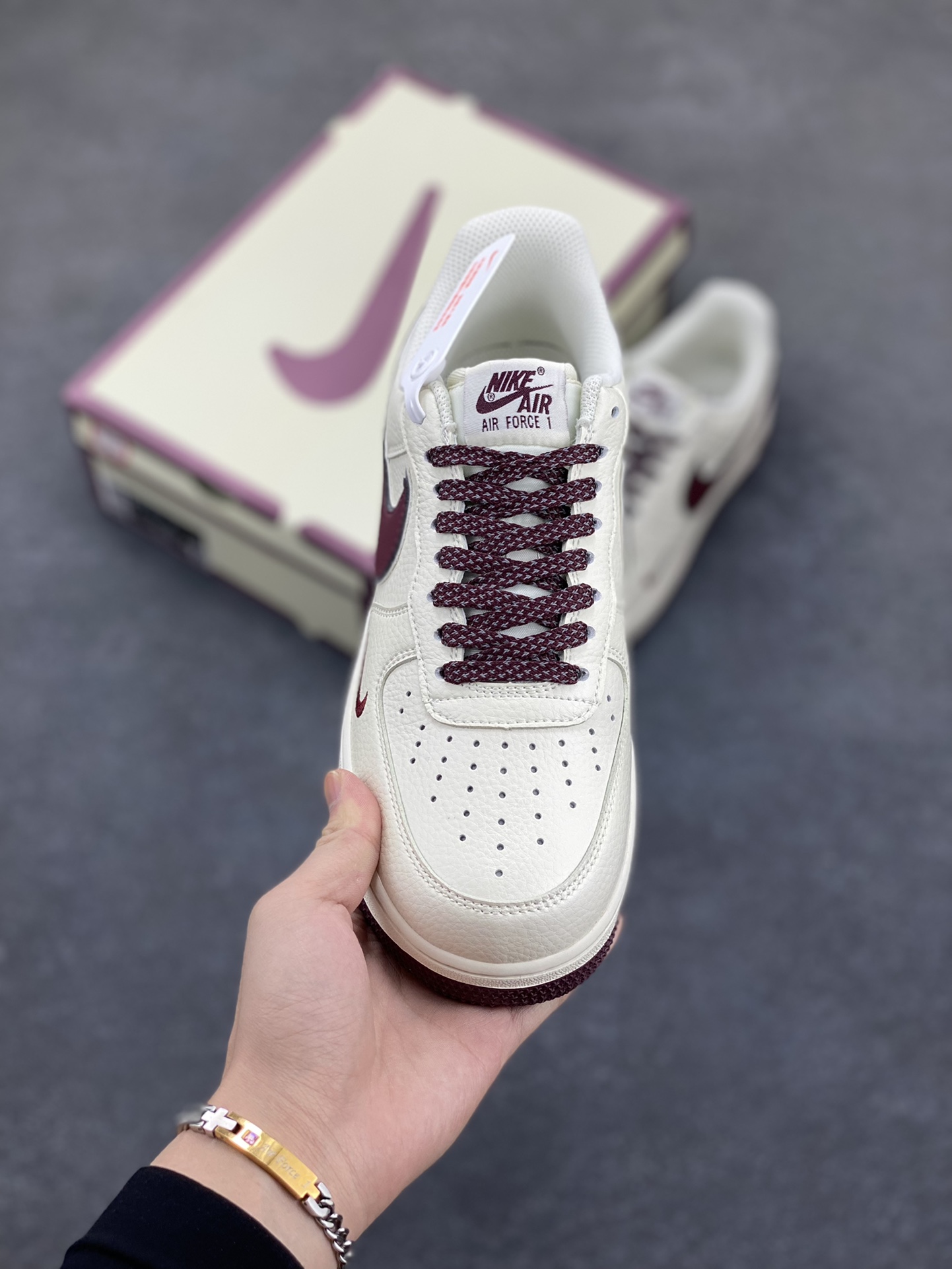 图片[2]-小红书爆款 官方定制  Nike Air Force 1 Low \’07 “ dream”白酒红小勾低帮空军一号休闲板鞋 定制皮料 专属鞋盒 原楦原纸板 纯正空军版型 高清洁度 内置全掌气垫 货号：DR2024-105 尺码：36 36.5 37.5 38 38.5 39 40 40.5 41 42 42.5 43 44 44.5 45-选品中心