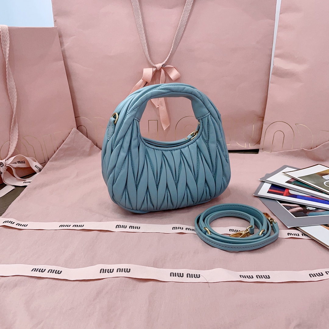 Мини сумка Miu Miu Wander, пастельный цвет, мателассе