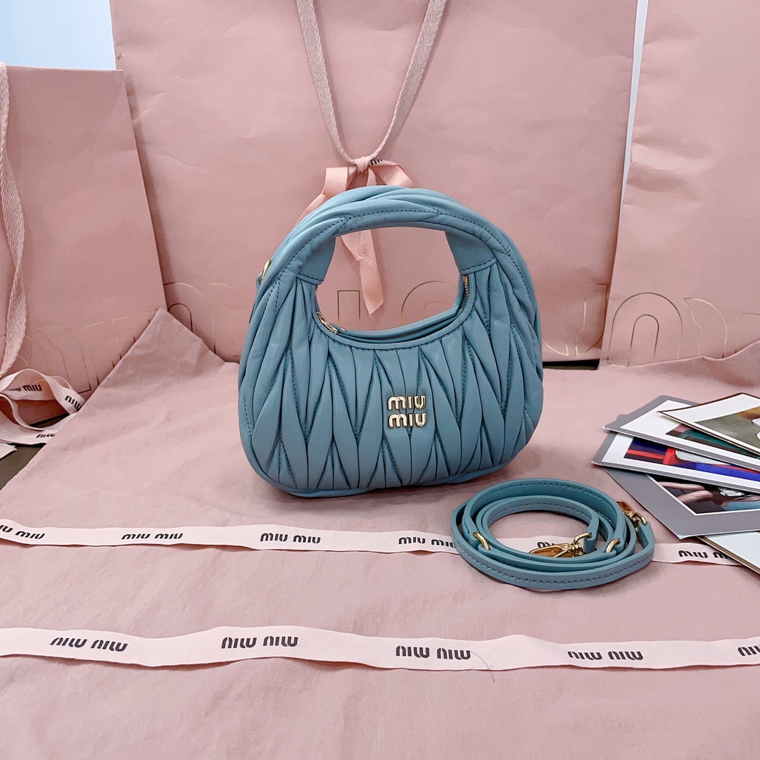Мини сумка Miu Miu Wander, пастельный цвет, мателассе