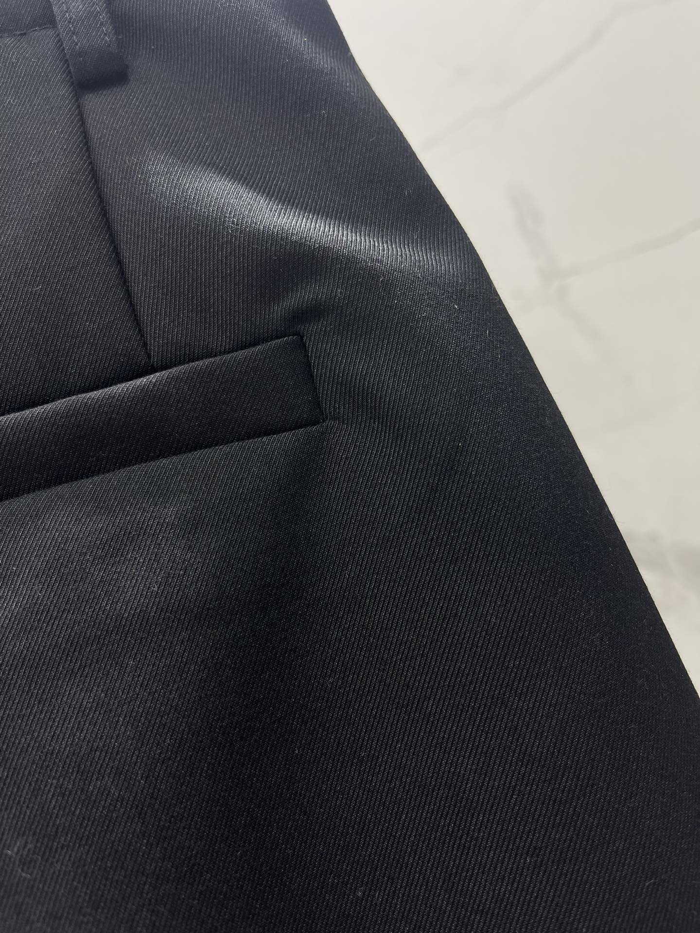 𝗣𝗥𝗔𝗗*普拉达新款三角标西裤

抽绳中裤三色可选，版型利落，抽绳腰头适配多身型，经典色系白搭，日常出街
