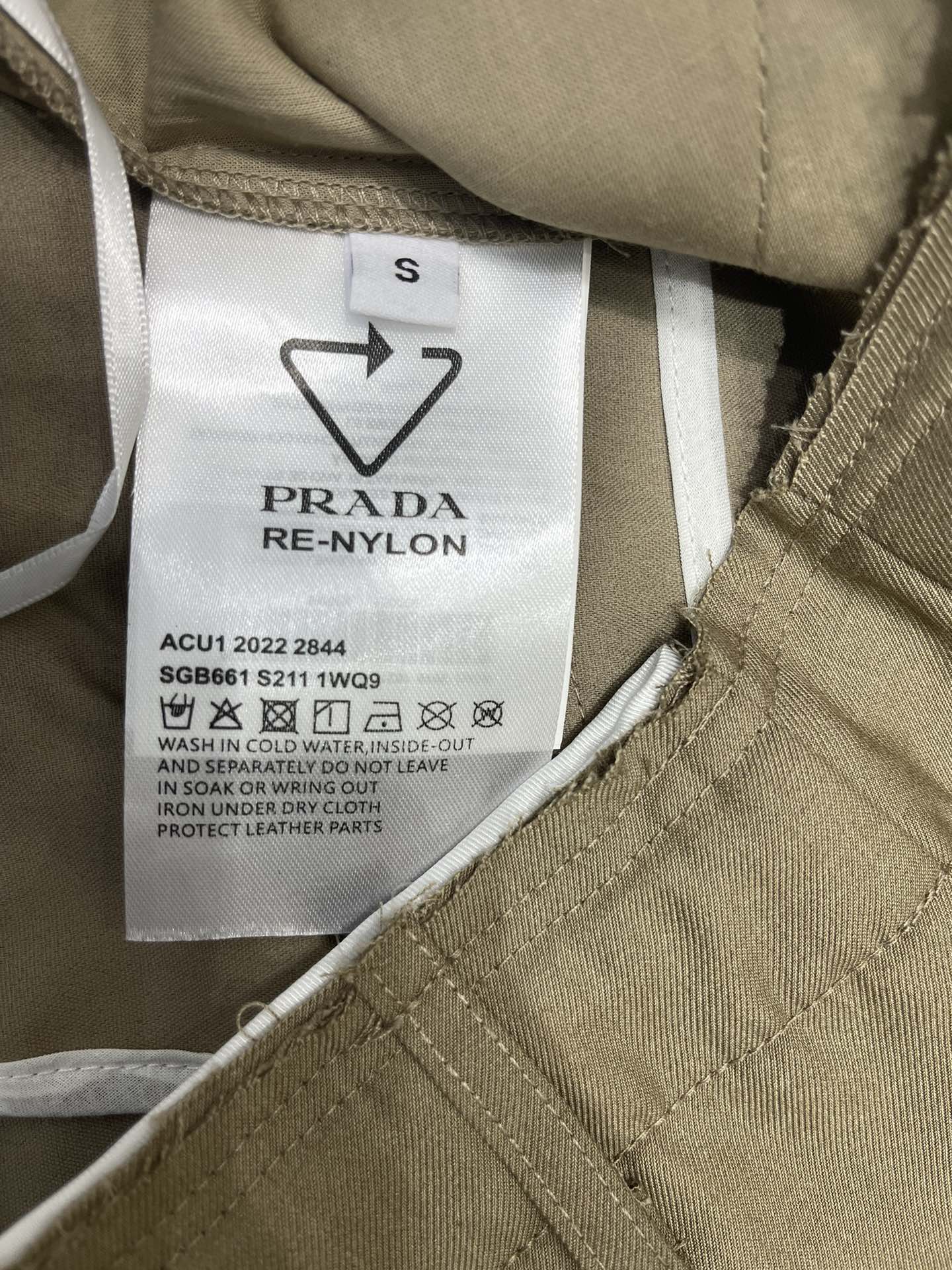 𝗣𝗥𝗔𝗗*普拉达新款三角标西裤

抽绳中裤三色可选，版型利落，抽绳腰头适配多身型，经典色系白搭，日常出街