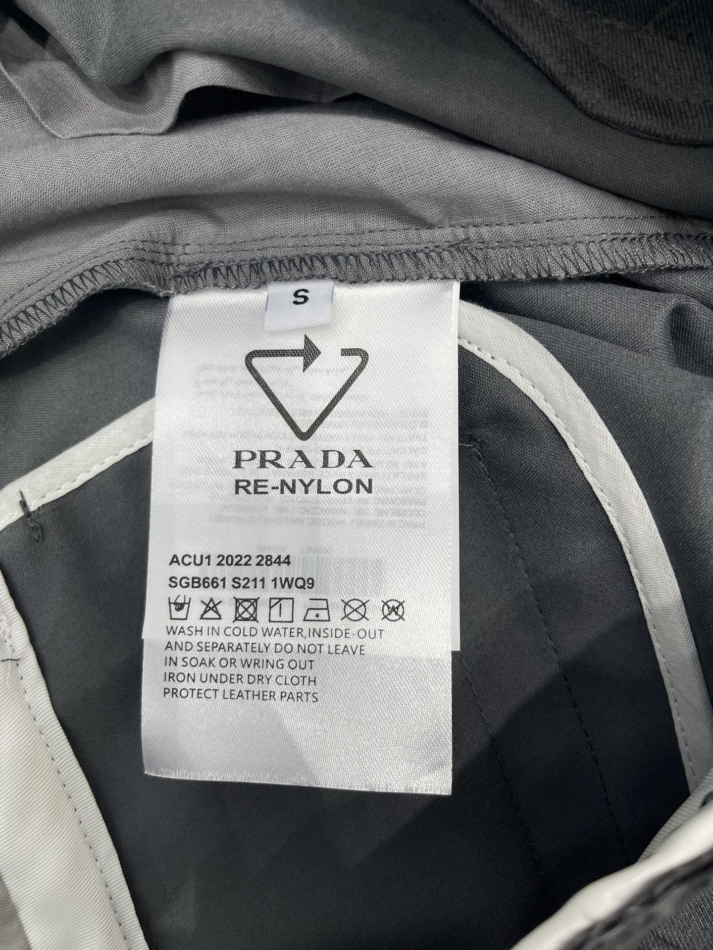 𝗣𝗥𝗔𝗗*普拉达新款三角标西裤

抽绳中裤三色可选，版型利落，抽绳腰头适配多身型，经典色系白搭，日常出街