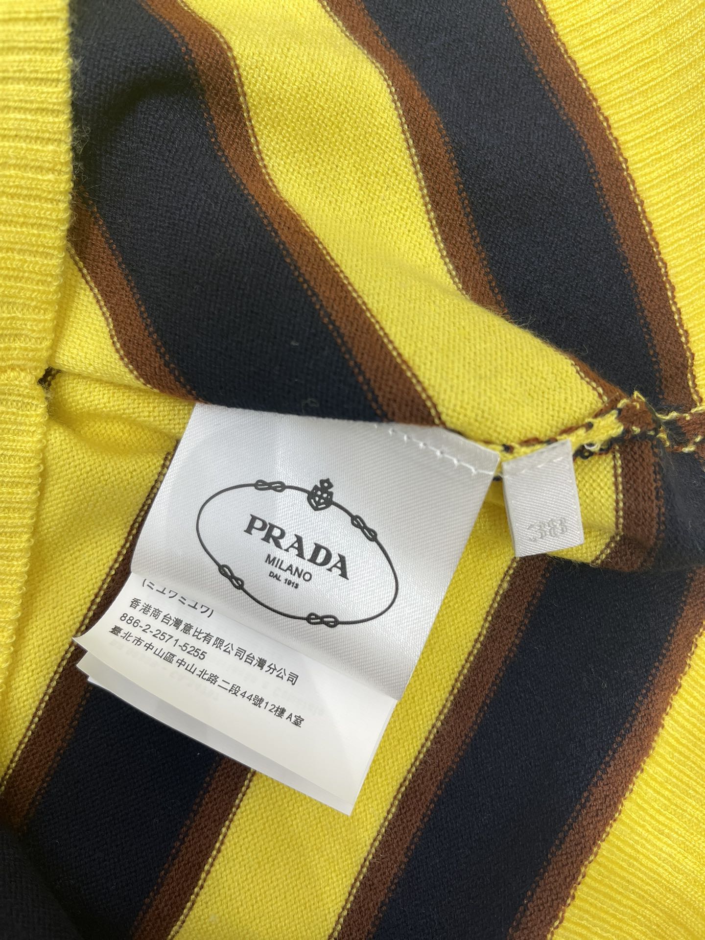 𝗣𝗥𝗔𝗗*普拉达翻领字母刺绣撞色条纹针织开衫

撞色条纹设计简直绝了！蓝白相间的色彩搭配，清新又时尚，穿