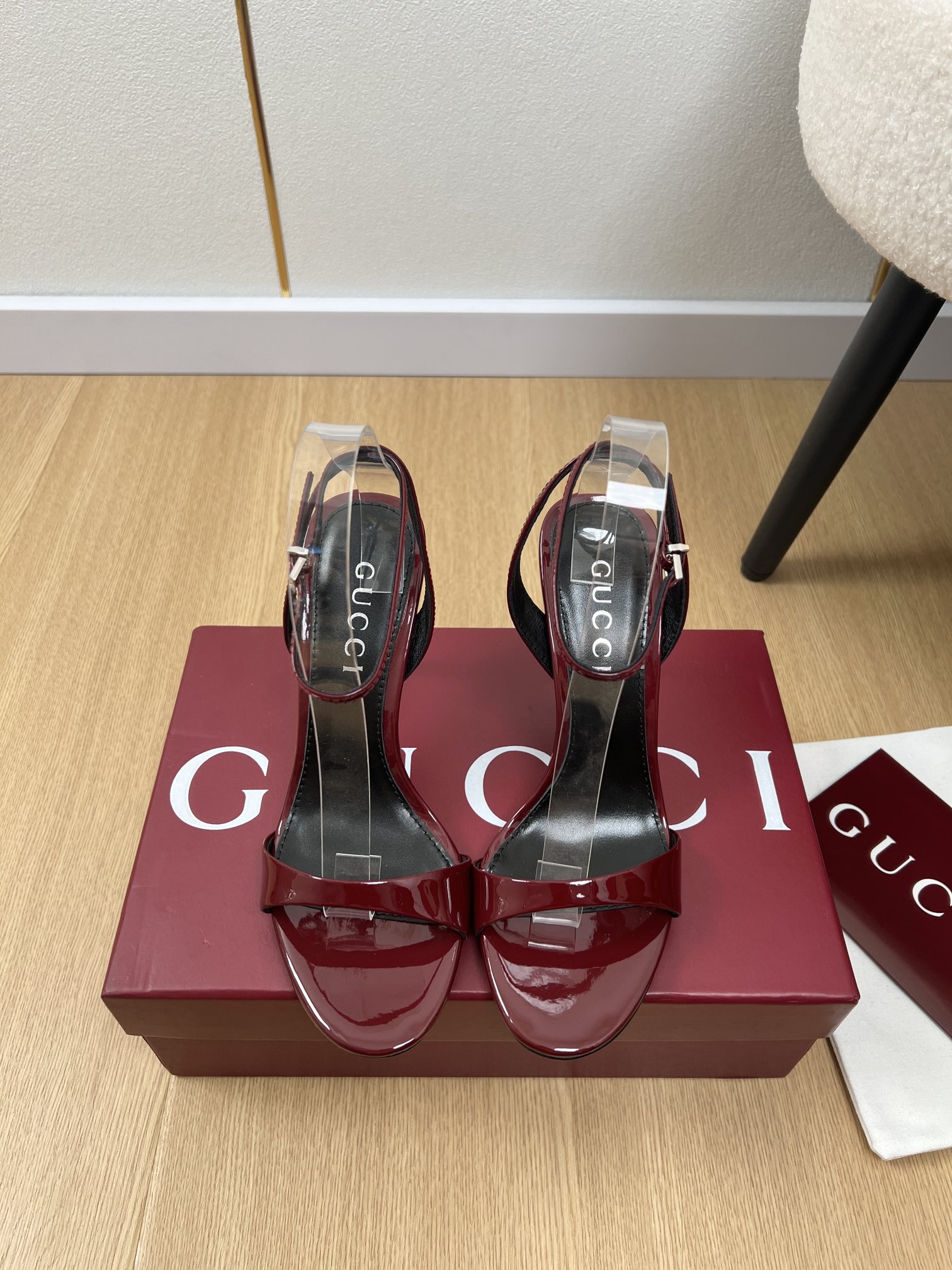 NO:407350,High-version GUCCI Guci | 2025 G Home 2025 Spring and Summer New Products, the latest hit counter with bamboo heels high heels sandals series, original custom imported beef patent leather, inner sheepskin, outsole, Italian imported genuine leather outsole, heel height 9.5cm, size 35-42 (40.41.42 can be customized without return), high heels sandals, gucci, gucci, sandals, high heels, sheepskin, Leather soles19860909高版本GUCCI古奇 | 2025 G家2025春夏新品 专柜最新走秀爆款竹节跟高跟一字带凉鞋系列 鞋面原版定制进口牛漆皮 内里羊皮里 大底意大利进口真皮大底 跟高9.5cm 码数35-42（40.41.42可定制不退换）,高跟鞋凉鞋,gucci,gucci,sandals,high heels,sheepskin,Leather soles,Women's Shoes