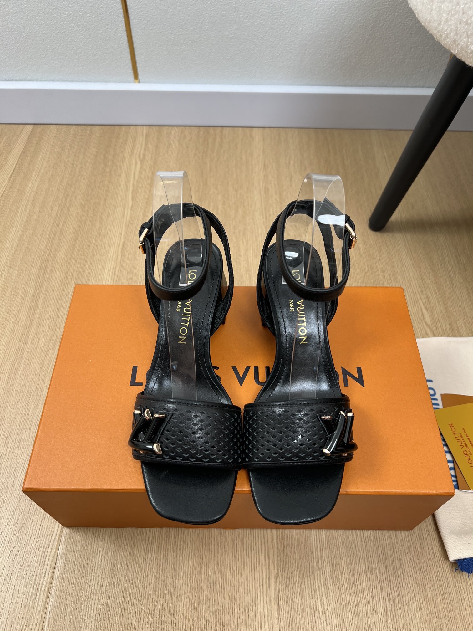 NO:407352,Louis Vuitton | 2025 L's new spring and summer products, the latest punched one-length strip thick heel sandals series for counters. Xiaohongshu is pushing the hottest style, metal thick heels, and L-trimmed buckles add a modern style.. Classic and versatile, perfect details, super good-looking on the feet, sports and fashion coexist. A must-see item for home travel, a style that cannot be missed in this summer. Upper imported cowhide, inner sheepskin, outsole imported from Italy, heel height 5.5cm/9.5cm, size 35-42 (40.41.42 customized), high heels sandals, louis vuitton, louis vuitton, louis vuitton, sandals, high heels, slippers, cowhide, sheepskin, Leather  soles19860909Louis Vuitton 路易威登| 2025 L家2025春夏新品 专柜最新爆冲孔一字带粗跟凉拖鞋系列 小红书力推爆款,金属粗跟,L饰扣再添摩登风范..经典百搭,细节完美无可挑剔,上脚超级好看 运动与时尚并存 居家旅行必备单品,这个夏天不可错过的款式 鞋面进口牛皮 内里羊皮 大底意大利进口真皮大底 跟高5.5cm/9.5cm 码数35-42（40.41.42定制）,高跟鞋凉鞋,louis vuitton,louis vuitton,louis vuitton,sandals,high heels,slippers,cowhide,sheepskin,Leather soles,Women's Shoes