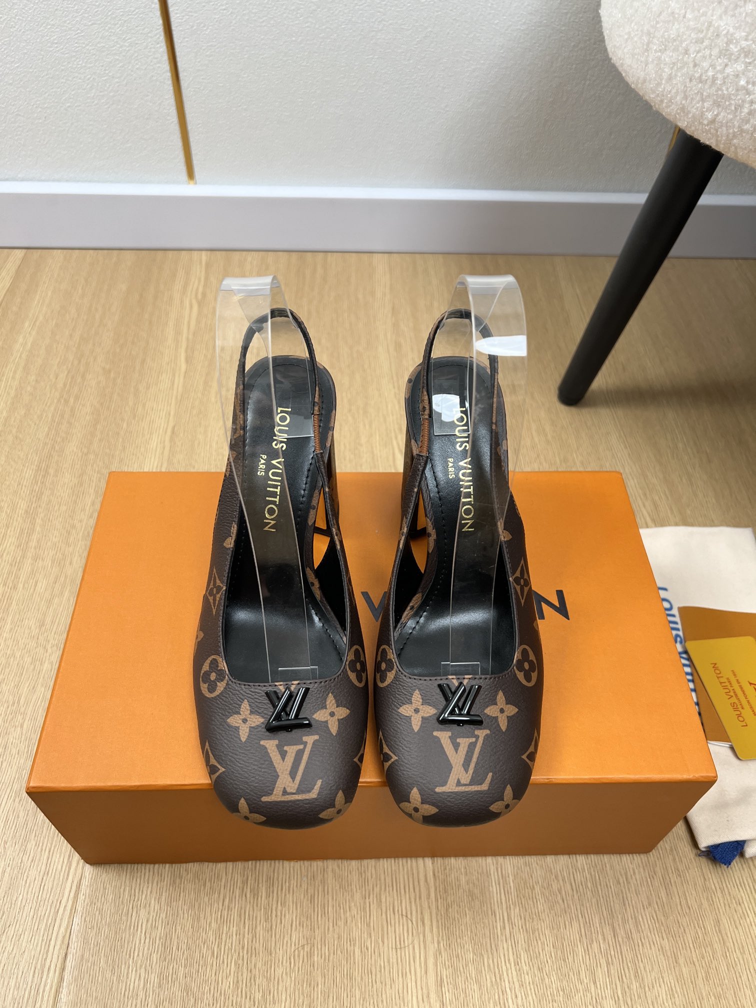 NO:407355,Louis Vuitton | 2025 L Home 2025 Spring and Summer New Products, the latest hit Rainbow Presbyterian Round toe thick heels, the hollow sandals series of hollow sandals in the counter, Xiaohongshu is pushing the popular style, the metal thick heels, and the L-trimmed buckle adds a modern style.. Classic and versatile, the details are perfect and impeccable, the feet are super good-looking, the coexistence of sports and fashion. A must-have item for home travel, a style that cannot be missed in this summer. Upper imported cowhide/cow patent leather/presbyterian inner sheepskin outsole Italian leather outsole Heel height 3.5/5.5cm/9.5cm Size 35-42 (40.41.42 customized), high heel sandals, louis vuitton, louis vuitton, louis vuitton, louis vuitton, sandals, high  heels, cowhide, sheepskin, Leather soles19860909Louis Vuitton 路易威登| 2025 L家2025春夏新品 专柜最新爆款彩虹老花圆头粗跟后空凉鞋系列 小红书力推爆款,金属粗跟,L饰扣再添摩登风范..经典百搭,细节完美无可挑剔,上脚超级好看 运动与时尚并存 居家旅行必备单品,这个夏天不可错过的款式 鞋面进口牛皮/牛漆皮/老花 内里羊皮 大底意大利真皮大底 跟高3.5/5.5cm/9.5cm 码数35-42（40.41.42定制）,高跟鞋凉鞋,louis vuitton,louis vuitton,louis vuitton,sandals,high heels,cowhide,sheepskin,Leather soles,Women's Shoes