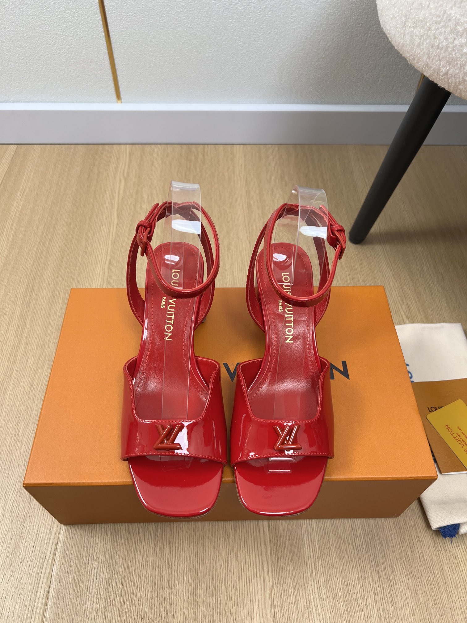 NO:407345,Louis Vuitton | 2025 L's new spring and summer products, the latest hit rainbow presbyterian thick heel sandals series, Xiaohongshu is pushing the hit, metal thick heels, L-trimmed buckles add a modern style.. Classic and versatile, perfect details, super good-looking on the feet, sports and fashion coexist. A must-see item for home travel, a style that cannot be missed in this summer. Upper imported cow patent leather/presbyterian inner sheepskin outsole Italian leather outsole heel height 5.5cm/9.5cm size 35-42 (40.41.42 customization), high heels sandals, louis vuitton, louis vuitton, louis vuitton, sandals, high heels, slippers, sheepskin, Leather soles19860909Louis Vuitton 路易威登| 2025 L家2025春夏新品 专柜最新爆款彩虹老花粗跟凉拖鞋系列 小红书力推爆款,金属粗跟,L饰扣再添摩登风范..经典百搭,细节完美无可挑剔,上脚超级好看 运动与时尚并存 居家旅行必备单品,这个夏天不可错过的款式 鞋面进口牛漆皮/老花 内里羊皮 大底意大利真皮大底 跟高5.5cm/9.5cm 码数35-42（40.41.42定制）,高跟鞋凉鞋,louis vuitton,louis vuitton,louis vuitton,sandals,high heels,slippers,sheepskin,Leather soles,Women's Shoes