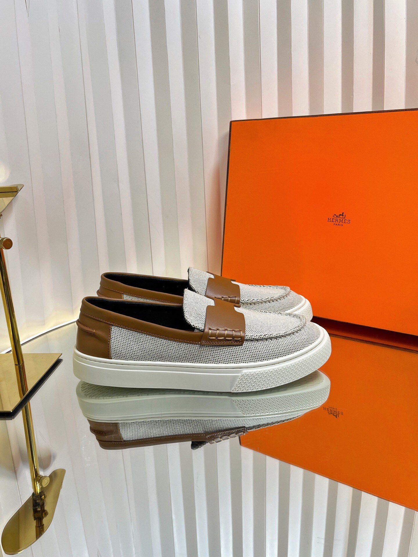 NO:386155,, Men's size (couple model) H Home Casual Love Shoes Online!  Purchase level quality!  Flat-soled casual shoes create a fashionable urban look, casual and business-like style, which reflects the noble and elegant style!  It seems simple but full of details, it is an ordinary sneaker. It is simple and easy to wear and match. It feels very comfortable to wear. Materials and fabrics are imported cowhide/fabric. Inner + foot pads are imported sheepskin. Sizes for women 35-40 (customized for 41) for men 40-44 (customized for 45 and 46), casual shoes/sports, loafers, sneakers, cowhide, sheepskin19860909,男码（情侣款） H家 休闲乐福一脚蹬鞋上线！ 代购级别品质！平底休闲鞋 打造时尚都市造型,休闲又商务 非常体现高贵典雅风格！看似简单却细节满满本是平平凡凡的运动鞋 简洁好穿又好搭 脚感很舒服 选材面料进口牛皮/布面 内里+垫脚进口羊皮 尺码女35-40（41定做） 男40-44(45、46定做),休闲鞋/运动鞋,loafers,sneakers,cowhide,sheepskin,Women's Shoes