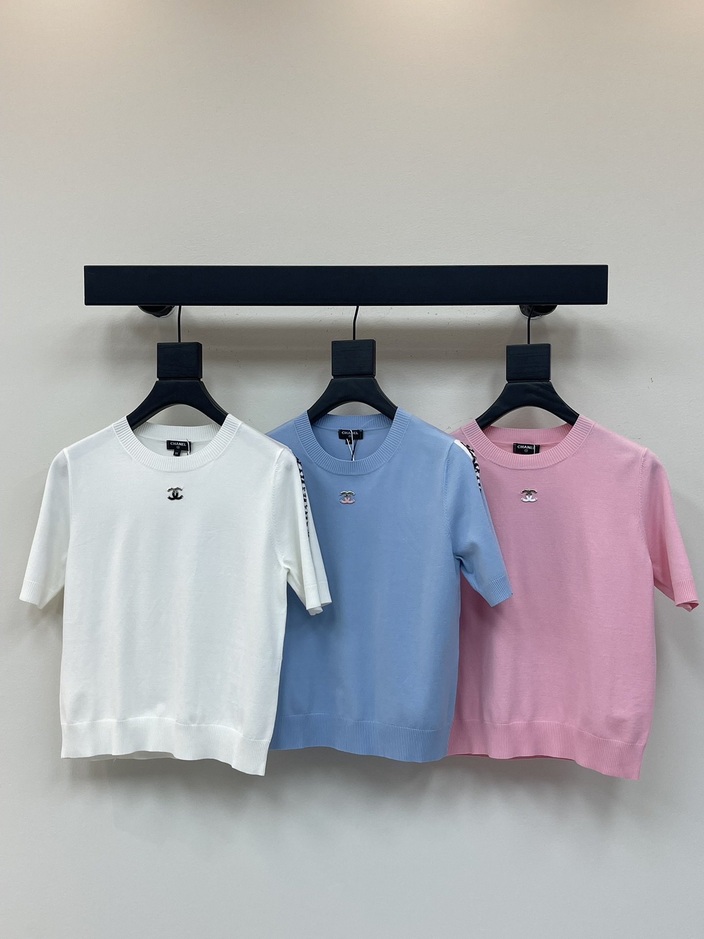 NO:334113,Chane*25 spring and summer new product knitted round neck short sleeves, age-reducing and fashionable, super versatile!  Contrasting letter logo design, YB custom cotton yarn embossing craftsmanship is luxurious and high-end. The classic round neck slim fit style is versatile and not picky about people, fashionable and high-end!  SML, chanel, T-shirt, alexander wang19860909Chane*25春夏新品针织圆领短袖 减龄且时尚,超级百搭！撞色字母logo设计,YB定制棉纱浮雕工艺奢华又高级.经典圆领修身版型百搭不挑人时髦又高级！SML,,chanel,T-shirt,alexander wang,Women's clothing