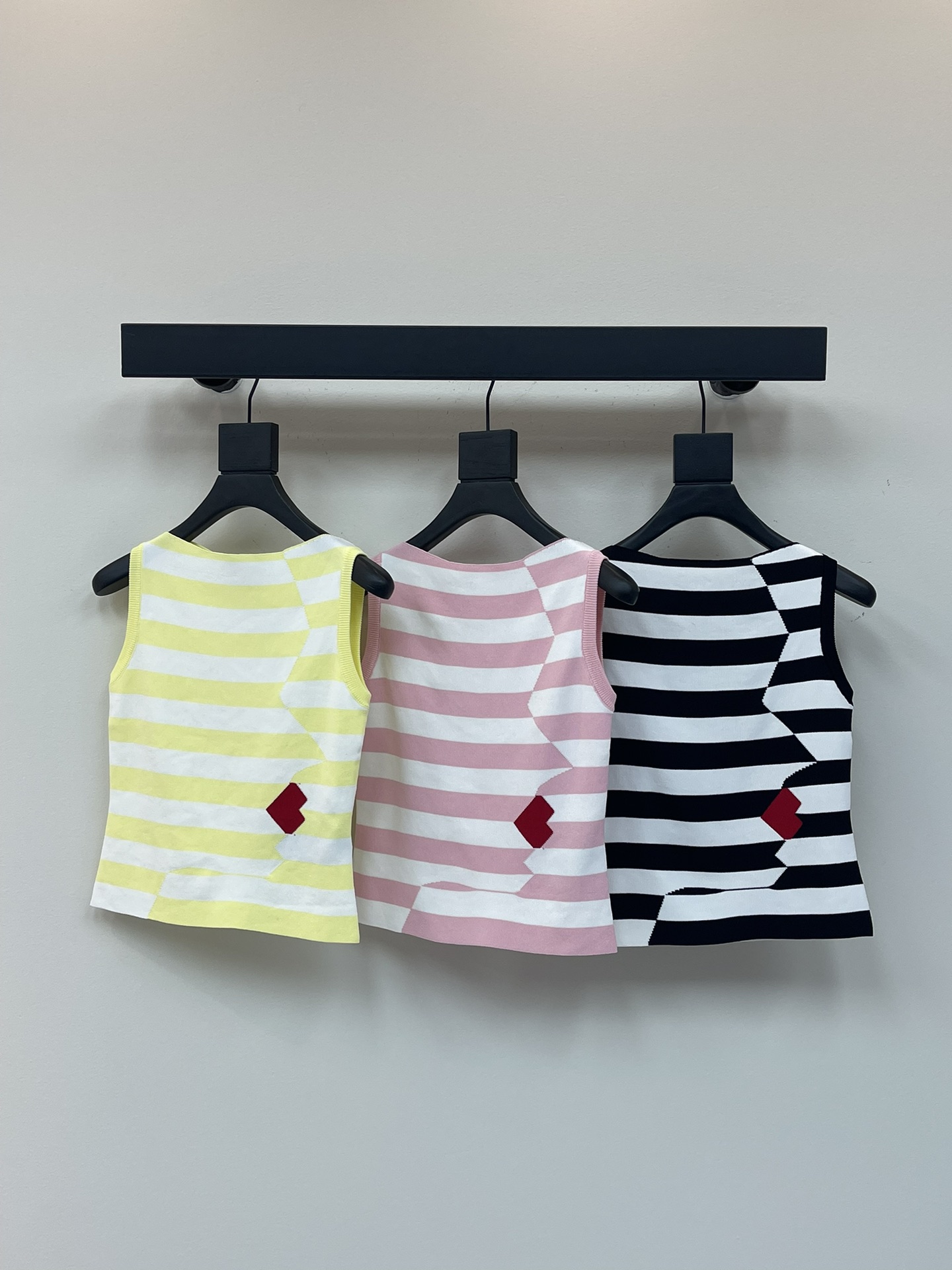 NO:334116,Balmain 25 summer new style, contrasting striped vest, obvious texture, ready-to-wear striped elements, hem embroidery bee simple but not losing the design sense, you can wear it alone, look slim and fashionable, and the upper body is fashionable!  SML, balmain, alexander wang19860909巴尔曼 25夏季新款 撞色条纹背心 纹理感明显 成衣条纹元素 下摆刺绣蜜蜂简约又不失设计感 单穿叠搭都可以 穿搭显瘦洋气 上身时髦洋气！SML,,balmain,alexander wang,Women's clothing