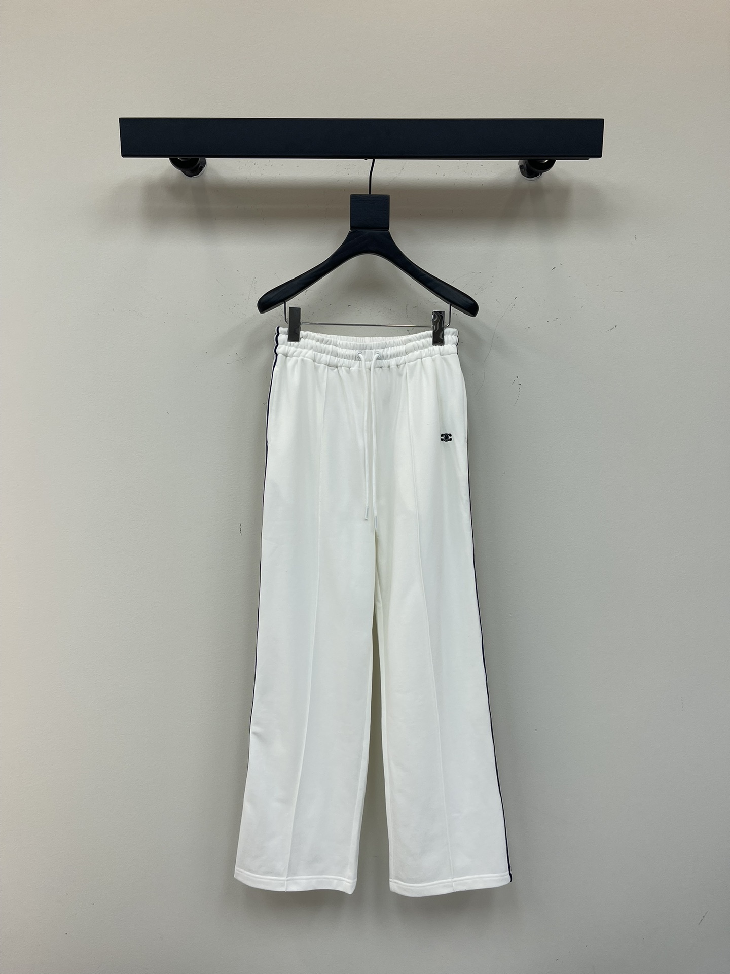 NO:334653,Celin* 25 spring and summer new Arc de Triomphe embroidered college style elastic waist trousers | Exclusive high-end production!  The style you want to wear when you go out every day ~ a very comfortable style!  Close your eyes and enter! The elastic waist design is more inclusive and sports and casual style items!  Simple design. It is a versatile artifact when worn on a real need. Simple high-waisted style. Easy to match with various T-shirts and very fashionable! A pair of versatile trousers in all seasons. Vacation and date daily. SML, celine,tees, t-shirt,alexander wang19860909Celin* 25春夏新款凯旋门刺绣学院风松紧腰长裤丨独家高版出品！日常出门就会想穿的款～非常舒适的款！闭眼入!松紧腰头设计更具有包容性运动休闲风单品！简约设计 真的刚需穿上就是百搭神器 简约高腰款 轻松搭配各种T恤而且非常的时尚!一条四季百搭长裤 度假约会日常 SML,,celine,tees，t-shirt,alexander wang,Women's clothing