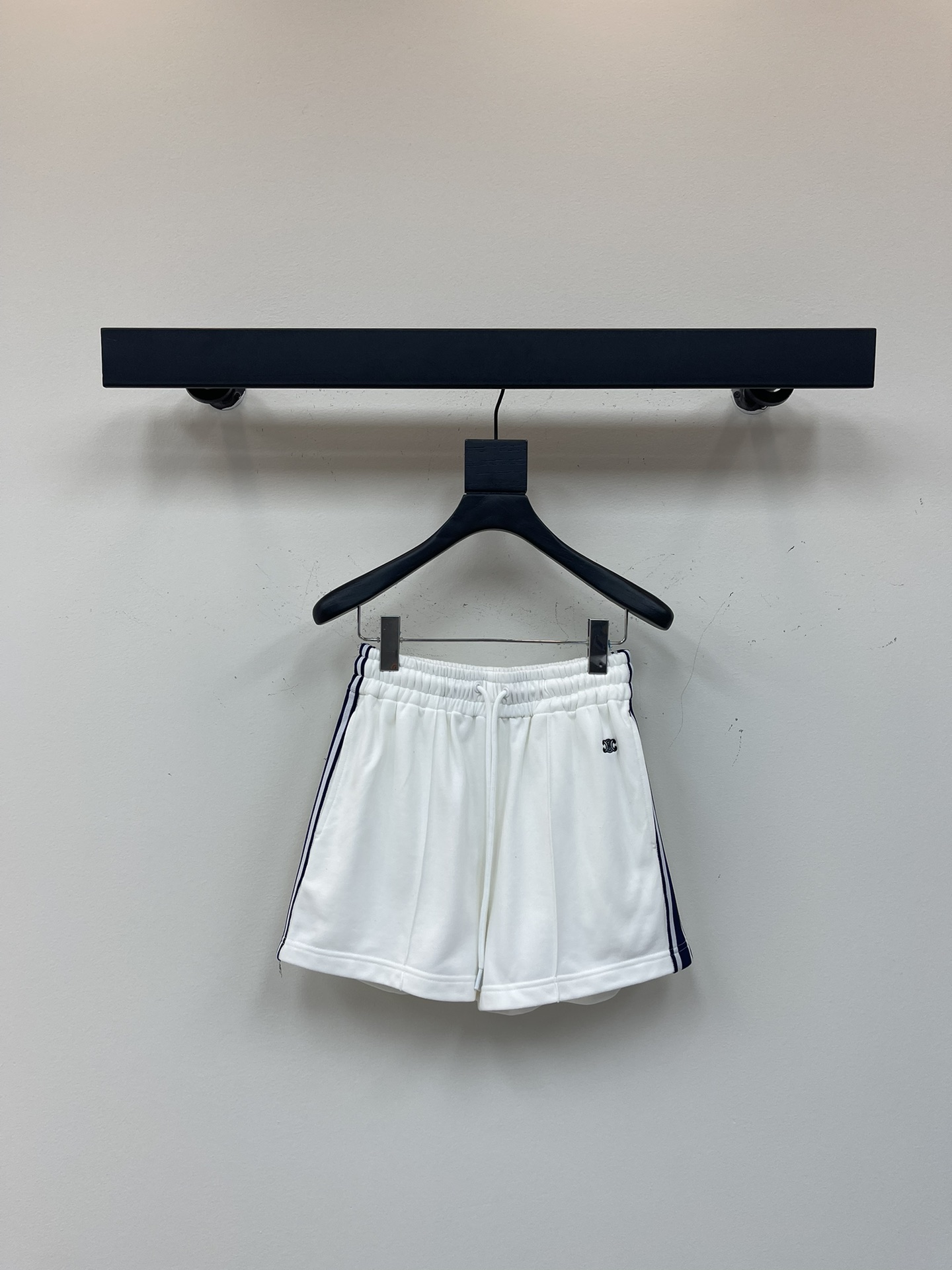 NO:334650,Celin* 25 spring and summer new Arc de Triomphe embroidered college style elastic waist shorts丨Exclusive high-end production!  The style you want to wear when you go out every day ~ a very comfortable style!  Close your eyes and enter! The elastic waist design is more inclusive and sports and casual style items!  Simple design. It is a versatile tool when you really need to wear it in summer. Simple and high-waisted style. Easy to match with various T-shirts and very fashionable! So comfortable that you don’t want to take it off. SML, celine, shorts, tees, t-shirt, alexander wang19860909Celin* 25春夏新款凯旋门刺绣学院风松紧腰短裤丨独家高版出品！日常出门就会想穿的款～非常舒适的款！闭眼入!松紧腰头设计更具有包容性运动休闲风单品！简约设计 夏天真的刚需穿上就是百搭神器 简约高腰款 轻松搭配各种T恤而且非常的时尚!舒服到不想脱下来 SML,,celine,shorts,tees，t-shirt,alexander wang,Women's clothing