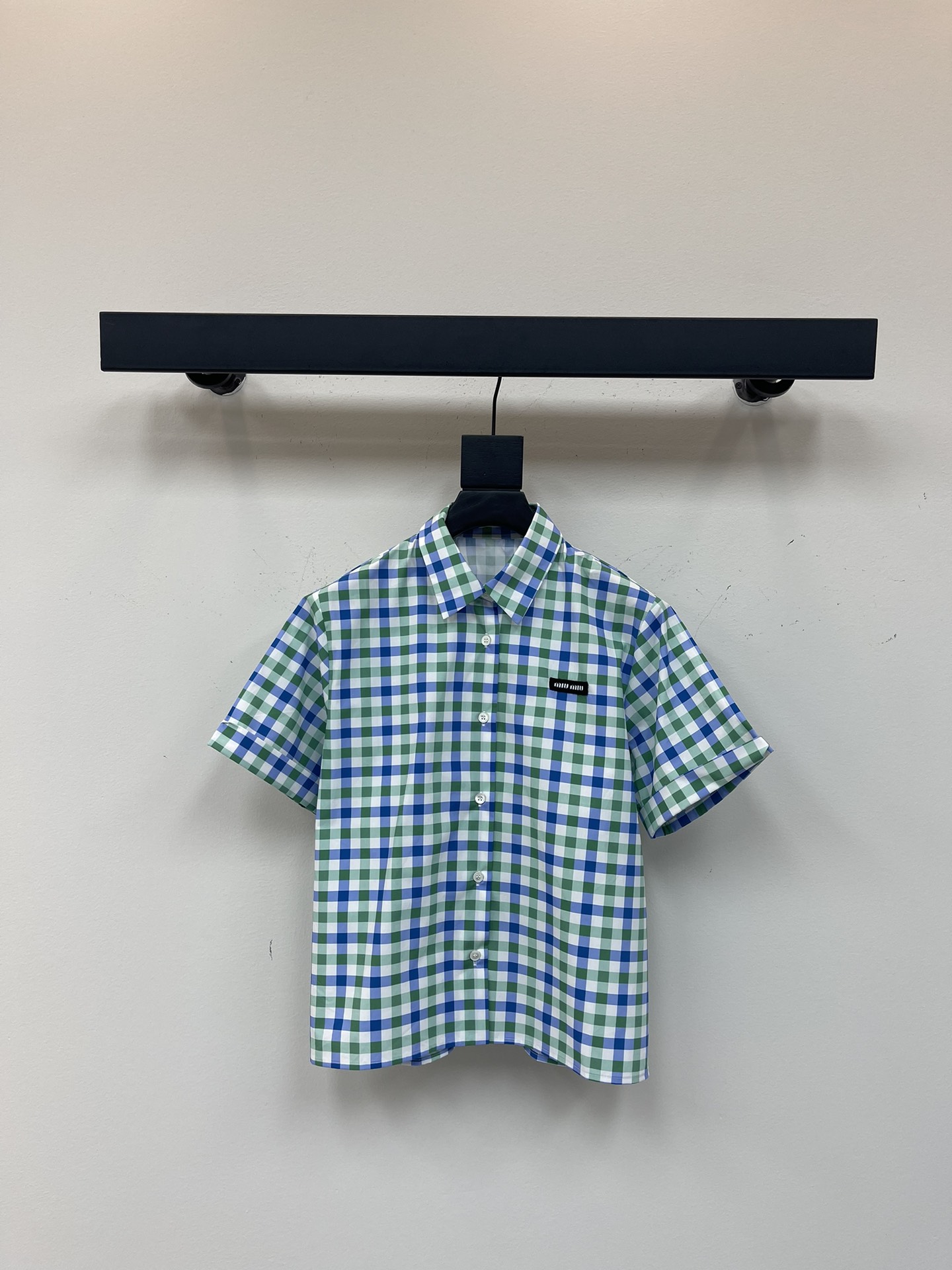 NO:334119,Miumi* 25Ss Spring and Summer New Style Logo Color Block Checked Short-Sleeve Shirt丨Exclusive YB Development!  High-end production!  The fresh and sweet plaid color combination and the short front shoulder style are full of vitality!  The plaid printing design is decorated with classic logo letters on the chest. The overall color is sweet and generous. The slightly wide-shouldered and versatile style is not picky!  Workmanship quality depends on the details. SML is available for sale in stock. Real photos of details, miumiu,shirts, T-shirt, alexander wang19860909Miumi* 25Ss春夏新款 徽标拼色格纹短袖衬衫丨独家yb开发！高版出品！清新甜美的格纹配色搭配正肩短款版型,元气感满满！对版格纹印花设计,胸前经典徽标字母点缀,整体甜美大方,正肩微阔版型百搭不挑人！做工品质看细节.现货发售SML 实拍细节图,,miumiu,shirts,T-shirt,alexander wang,Women's clothing