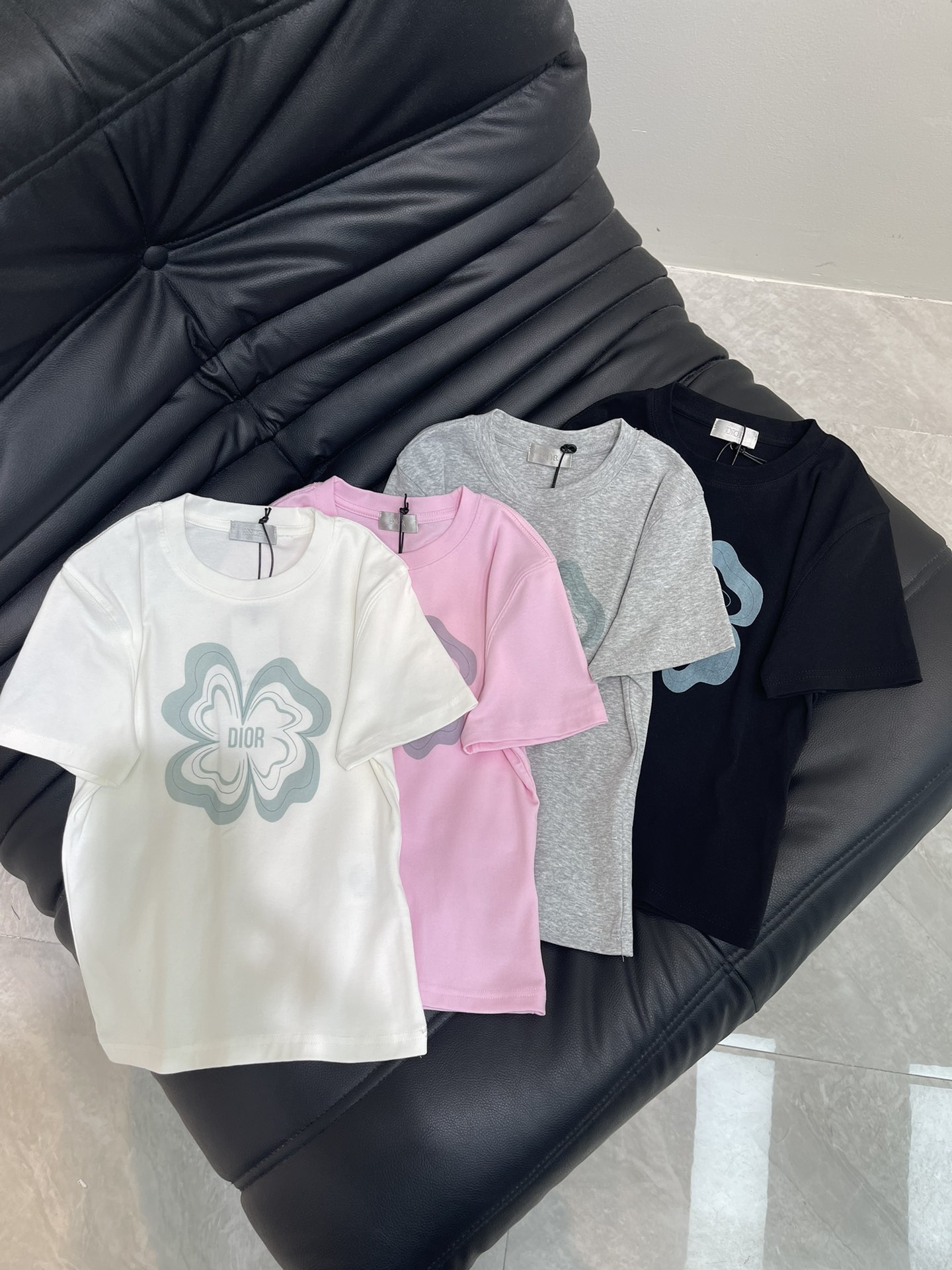 NO:334122,Dior *25 spring and summer new elastic small version flower pattern logo short-sleeved T-shirt. Imported pure cotton fabric, classic short small version, versatile and not picky, and the upper body is very beautiful!  SML, dior, T-shirt,tees, t-shirt,alexander wang19860909Dior *25春夏新款弹力小版花朵图案logo短袖T恤.进口纯棉面料,经典短款小版型百搭不挑人,上身非常漂亮！SML,,dior,T-shirt,tees，t-shirt,alexander wang,Women's clothing