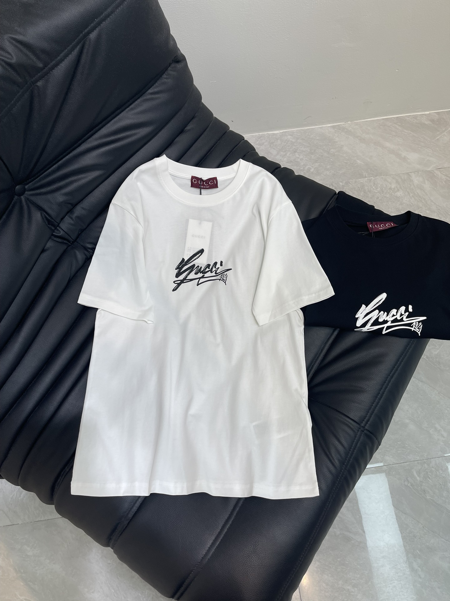 NO:334644,Gucc*25 Spring and Summer New Classic Letter Logo Printed Short Sleeve T-shirt!  A very refreshing short-sleeved tee!  Clean and refreshing, full of youthful vitality, it’s really hard not to love it!  The concave shape is a perfect look. The classic small round neck design is simple and easy to wear. It is eye-catching when walking on the street!  The youthful and energetic feel is loose and not picky about the figure at all!  It is inclusive and covers the flesh and makes you look thin!  Both appearance and comfort!  Custom fabrics with 100% textures that are super comfortable!  All the items of all seasons are closed!  SML, gucci, T-shirt,tees,t-shirt,alexander wang19860909Gucc*25春夏新款经典字母logo印花短袖T恤！特别清爽的一款短袖tee！干净又清爽 满满的青春活力 真的狠难不爱啊！凹起造型来妥妥的好看经典的小圆领设计简洁好穿 走在街上吸睛度满分！青春又活力的感觉宽松版型完全不挑身材！包容性好遮肉显瘦！颜值与舒适兼具！穿出街回头率百分百定制面料 质感超级舒适！四季款的单品 都给我闭眼冲！SML,,gucci,T-shirt,tees，t-shirt,alexander wang,Women's clothing