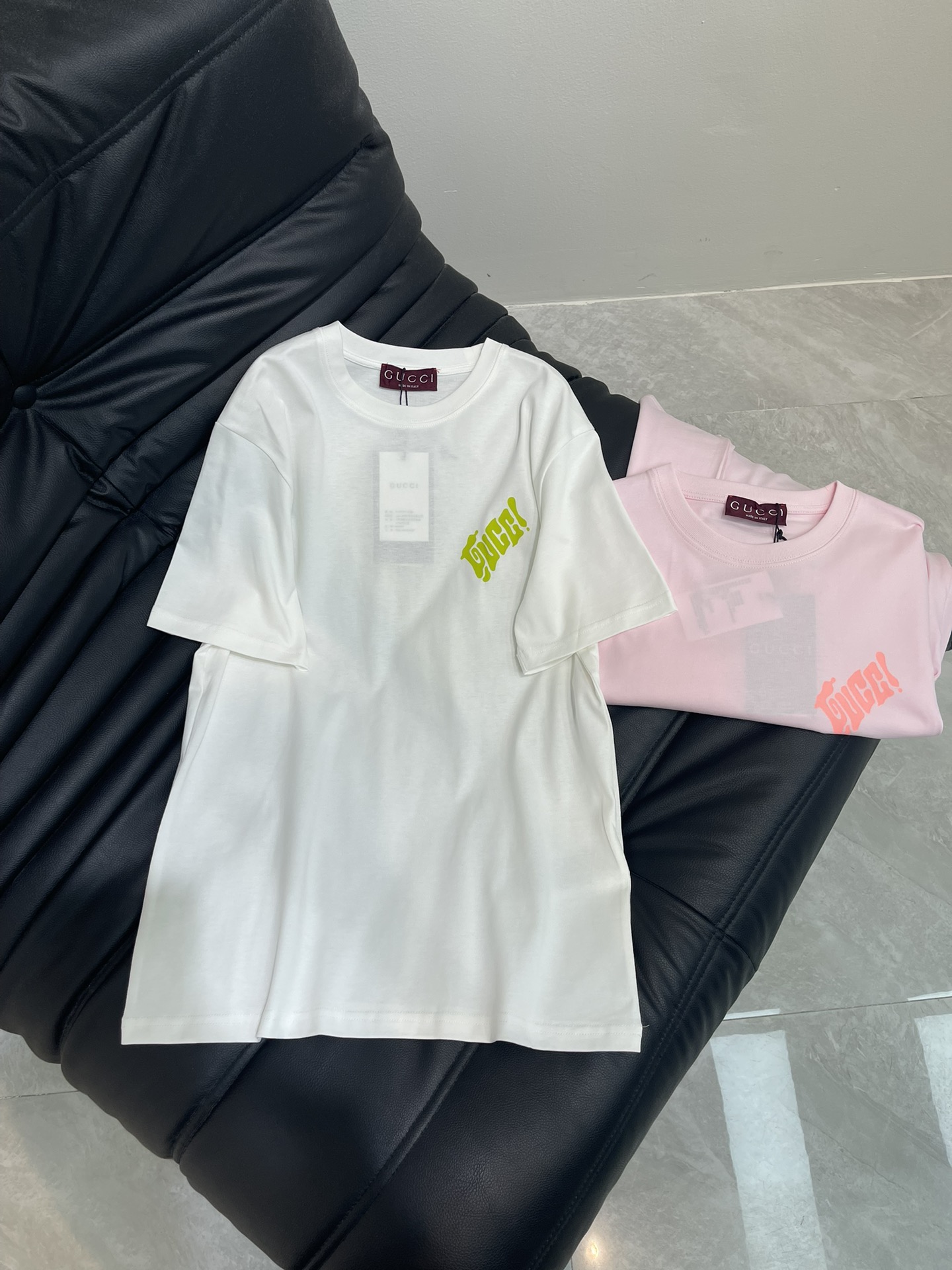 NO:334647,Gucc*25 Spring and Summer New Letter Print Round Neck Short Sleeve T-shirt!  The letter printing craft design highlights the charm of the brand, simple and high-end. It can easily make you look unique and amazing. It is simply a super body proportion. The custom fabric is comfortable and has a very simple and high-end look!  SML, gucci, T-shirt,tees,t-shirt,alexander wang19860909Gucc*25春夏新款字母印花圆领短袖T恤！字母印花工艺设计,彰显品牌魅力,简约又不失高级感 轻轻松松就能让你颜值开挂独特且爆赞的裁剪设计 简直就是绝绝子超级显身材比例 定制面料舒适度爆表简单高级又有品味！SML,,gucci,T-shirt,tees，t-shirt,alexander wang,Women's clothing