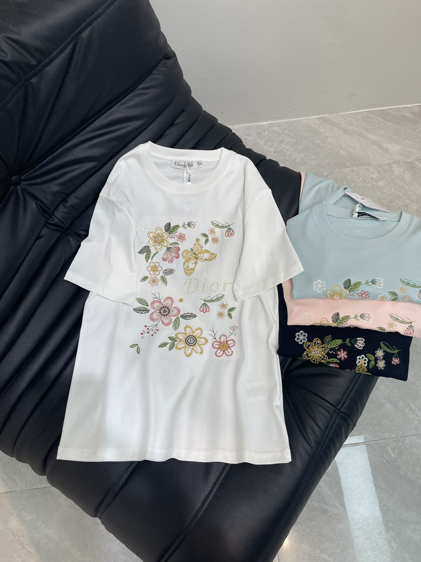 NO:334126,Dio* round neck embroidered beads Customized YB native cotton material breathable and comfortable, full texture, regular T-shirt cutting highlights the brand style Made of gram-weight pure cotton, slightly elastic, presents a slim visual effect The chest embroidery process embellishes colorful flowers butterfly shapes, full of spring colors, letter logos composed of beads interspersed in artistic style, playful and fashionable, jumping color matching creates a personal style, playful and age-reducing, single wear and inner wear is brilliant and fashionable, customized surface accessories, accurate version, 4 colors, SML, dior,tees, t-shirt, alexander wang19860909Dio* 圆领刺绣钉珠 定制YB原生全棉材质 透气舒适 质感十足 常规T恤裁剪 凸显品牌格调 采用克重纯棉制成 略带有弹力 呈现显瘦视觉效果 胸前刺绣工艺点缀彩色花朵蝴蝶造型 洋溢春色满园 穿插钉珠组成的字母徽标 以艺术风格描绘 俏皮时尚感立现 跳跃配色打造个性风格 穿搭俏皮减龄 单穿内搭都出彩时髦 定制面辅料 认准版本 高版本 4色 SML,,dior,tees，t-shirt,alexander wang,Women's clothing