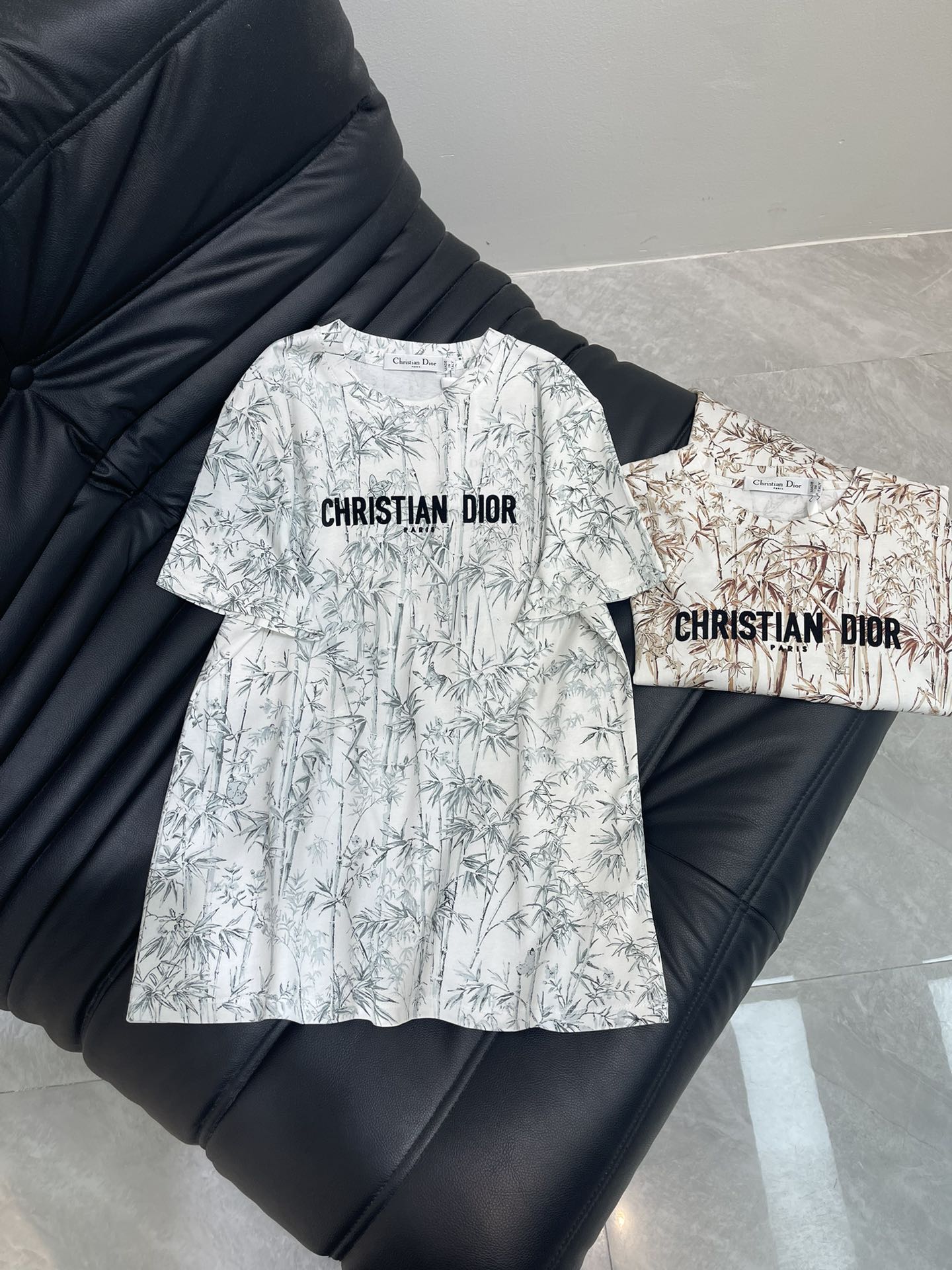 NO:334128,Dio* Active printed forest series Customized YB mercerated cotton material Breathable and comfortable Full texture Regular T-shirt cutting highlights the brand style Made of gram-weight pure cotton with a slight elasticity Presents a slim visual effect Full of stamped branches and leaves forest series Natural style pattern Create a new Chinese style Fairy-like casual personality The center letter logo makes the brand full of high-end design. Single wear inner wear is brilliant and fashionable. Customized surface accessories. Accurate version Higher version 2 colors,,dior,tees,t-shirt,alexander wang19860909Dio* 活性印花森系 定制YB丝光全棉材质 透气舒适 质感十足 常规T恤裁剪 凸显品牌格调 采用克重纯棉制成 略带有弹力 呈现显瘦视觉效果 通体满印枝叶森系自然风格图案 打造新中式风格 仙气中不失休闲的个性 居中字母徽标让品牌高级设计感拉满 单穿内搭都出彩时髦 定制面辅料 认准版本 高版本 2色,,dior,tees，t-shirt,alexander wang,Women's clothing