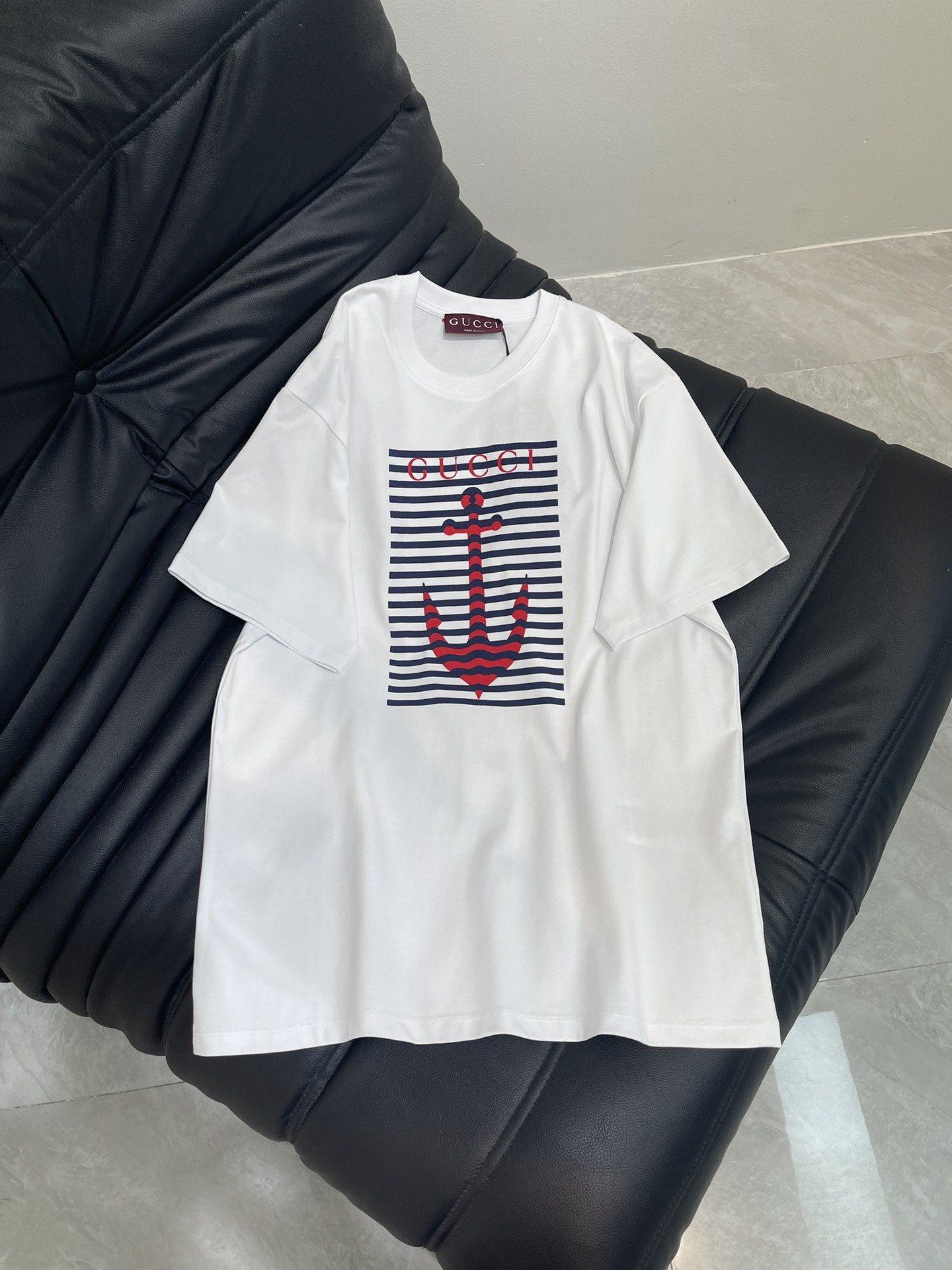 NO:334130,Gucc*2025 new product is on the shelves. Round-neck striped letters Customized YB native cotton material breathable and comfortable, full texture Oversized loose T-shirt cut highlights the brand style Made of gram-weight pure cotton, slightly elastic, presents a slimming visual effect. The stripes on the chest are interspersed with lifebuoy patterns. Collide with the black letter logo. Described in artistic style. Playful and fashionable feeling is immediately present. Jump color matching creates a personal style. The outfit is playful and age-reducing. The inner wear is brilliant and fashionable. Customized surface accessories. Accurate version. High-version, gucci, versace, tees, t-shirt, alexander wang19860909Gucc*2025新品上架.圆领条纹字母 定制YB原生全棉材质 透气舒适 质感十足 Oversized宽松T恤裁剪 凸显品牌格调 采用克重纯棉制成 略带有弹力 呈现显瘦视觉效果 胸前条纹穿插救生圈图案 与黑色字母徽标碰撞 以艺术风格描绘 俏皮时尚感立现 跳跃配色打造个性风格 穿搭俏皮减龄 单穿内搭都出彩时髦 定制面辅料 认准版本 高版本,,gucci,versace,tees，t-shirt,alexander wang,Women's clothing